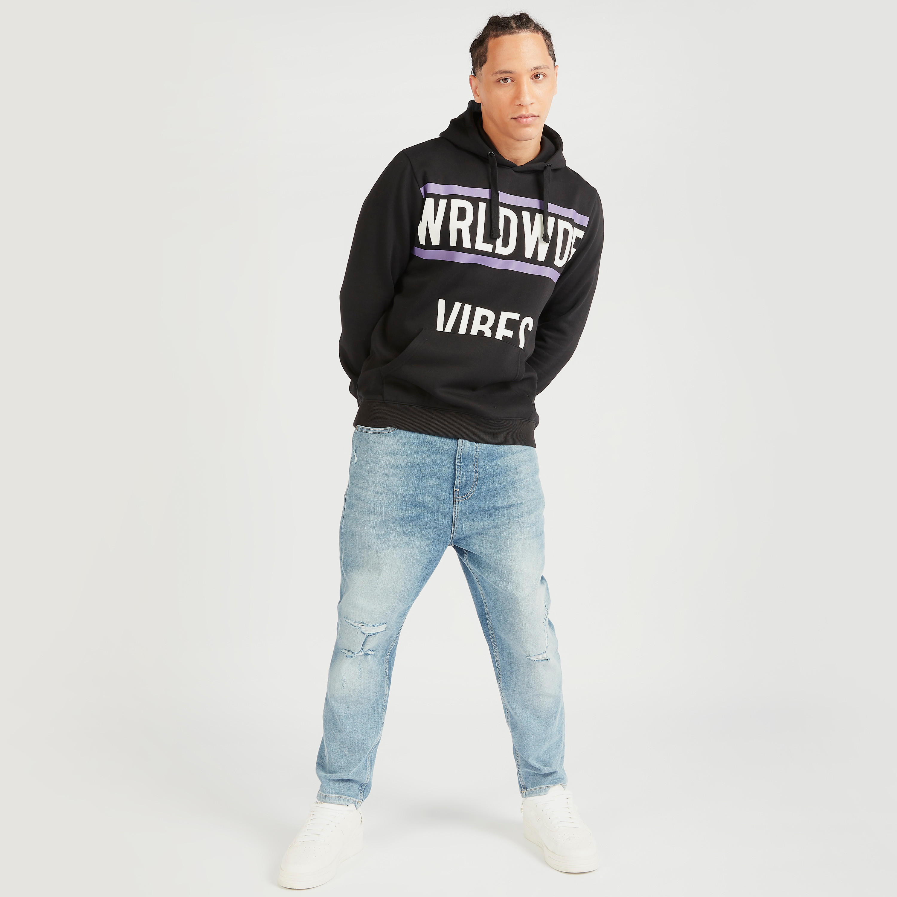 سويت شيرت بقبّعة وطبعات وأكمام طويلة-men-winterwear-hoodiesandsweatshirts-image-3