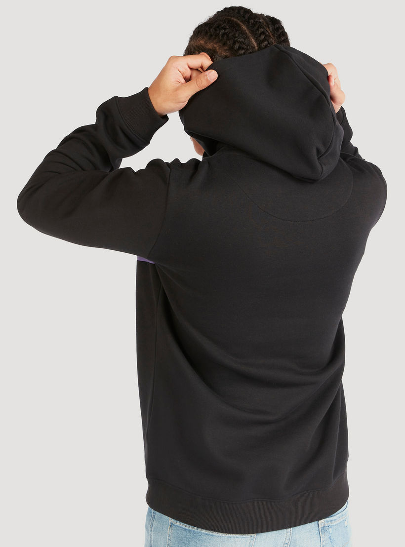 سويت شيرت بقبّعة وطبعات وأكمام طويلة-men-winterwear-hoodiesandsweatshirts-image-1