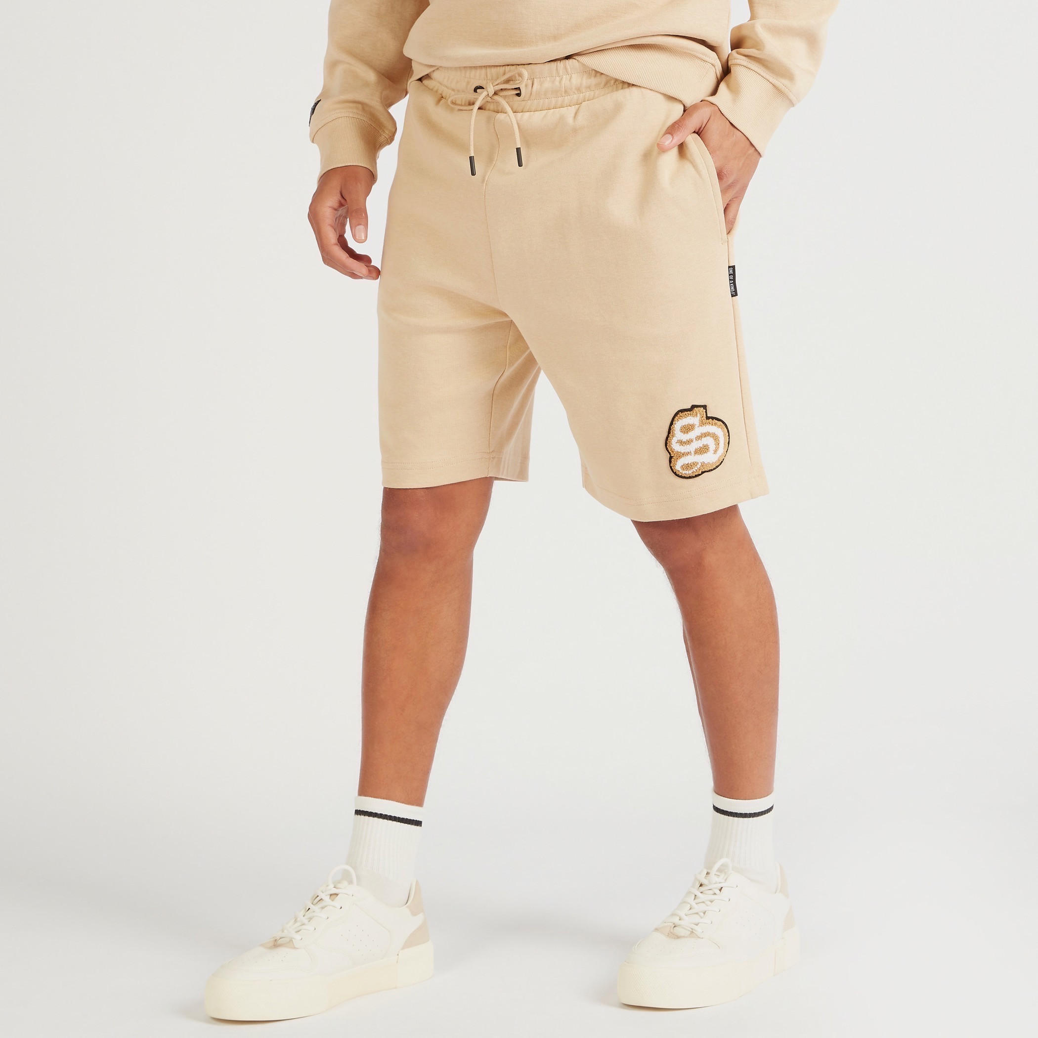 شورت سادة برباط إغلاق وخصر متوسّط الارتفاع-men-clothing-bottoms-shorts-image-4
