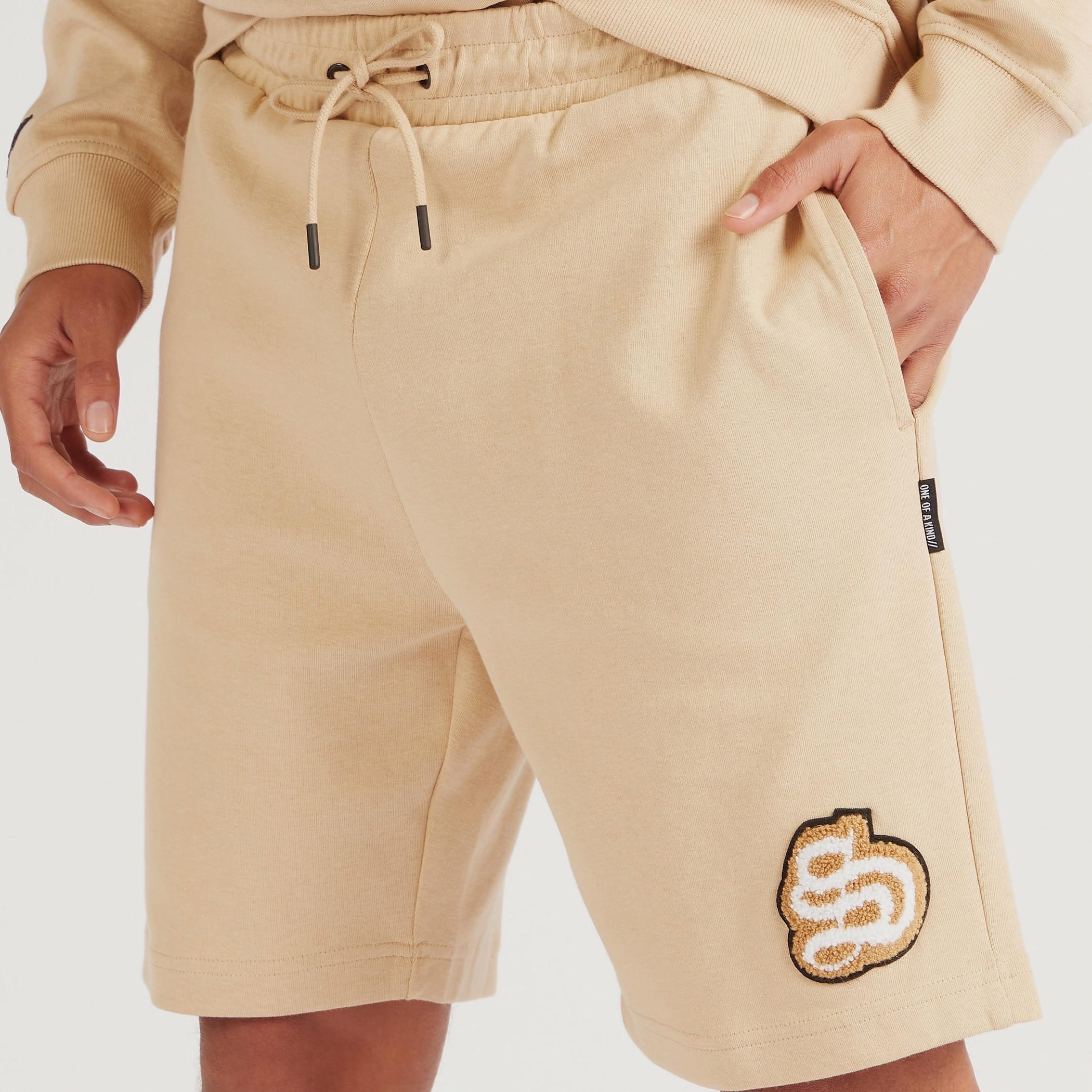 شورت سادة برباط إغلاق وخصر متوسّط الارتفاع-men-clothing-bottoms-shorts-image-2