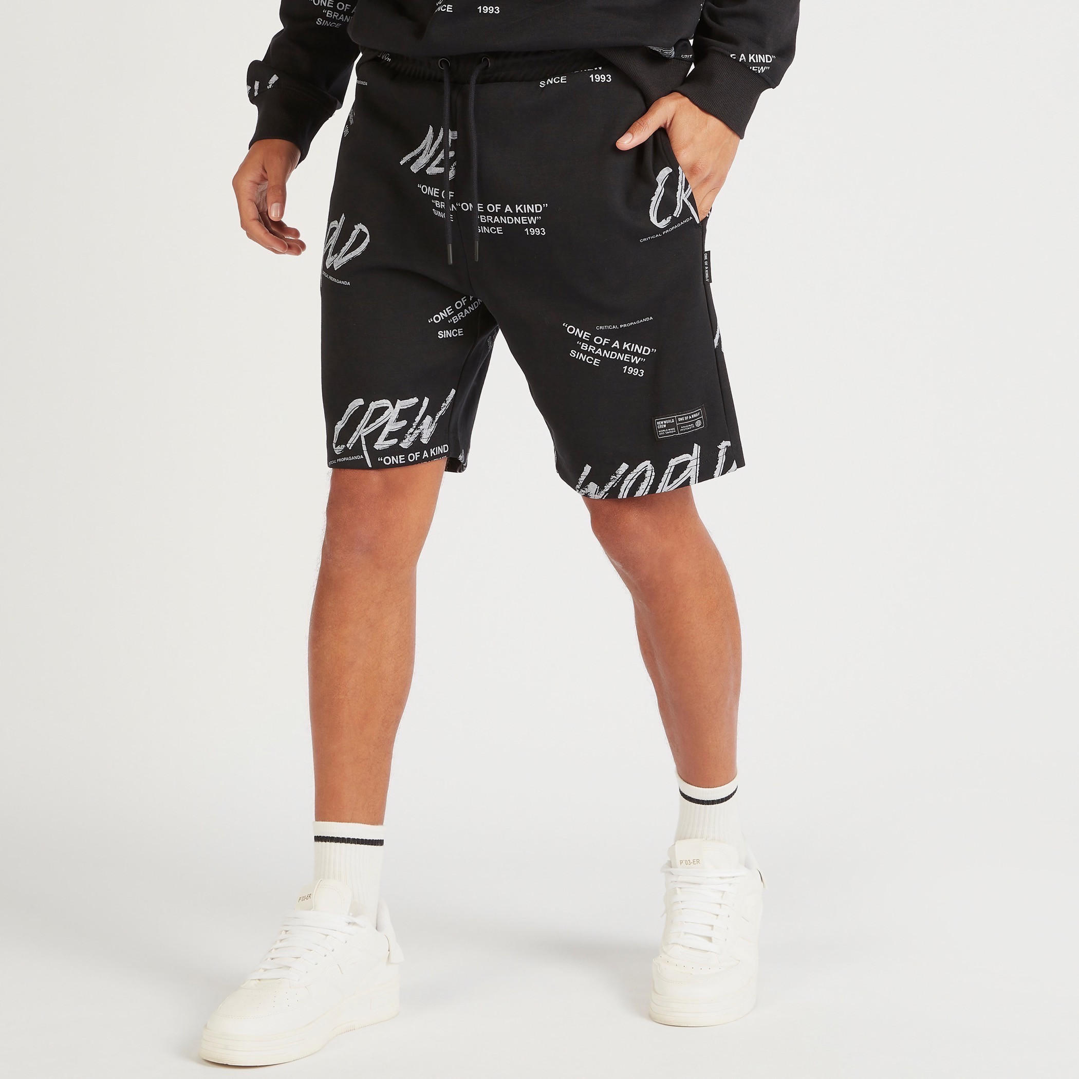 شورت بخصر متوسّط الارتفاع ورباط إغلاق وجيوب وطبعات-men-clothing-bottoms-shorts-image-1