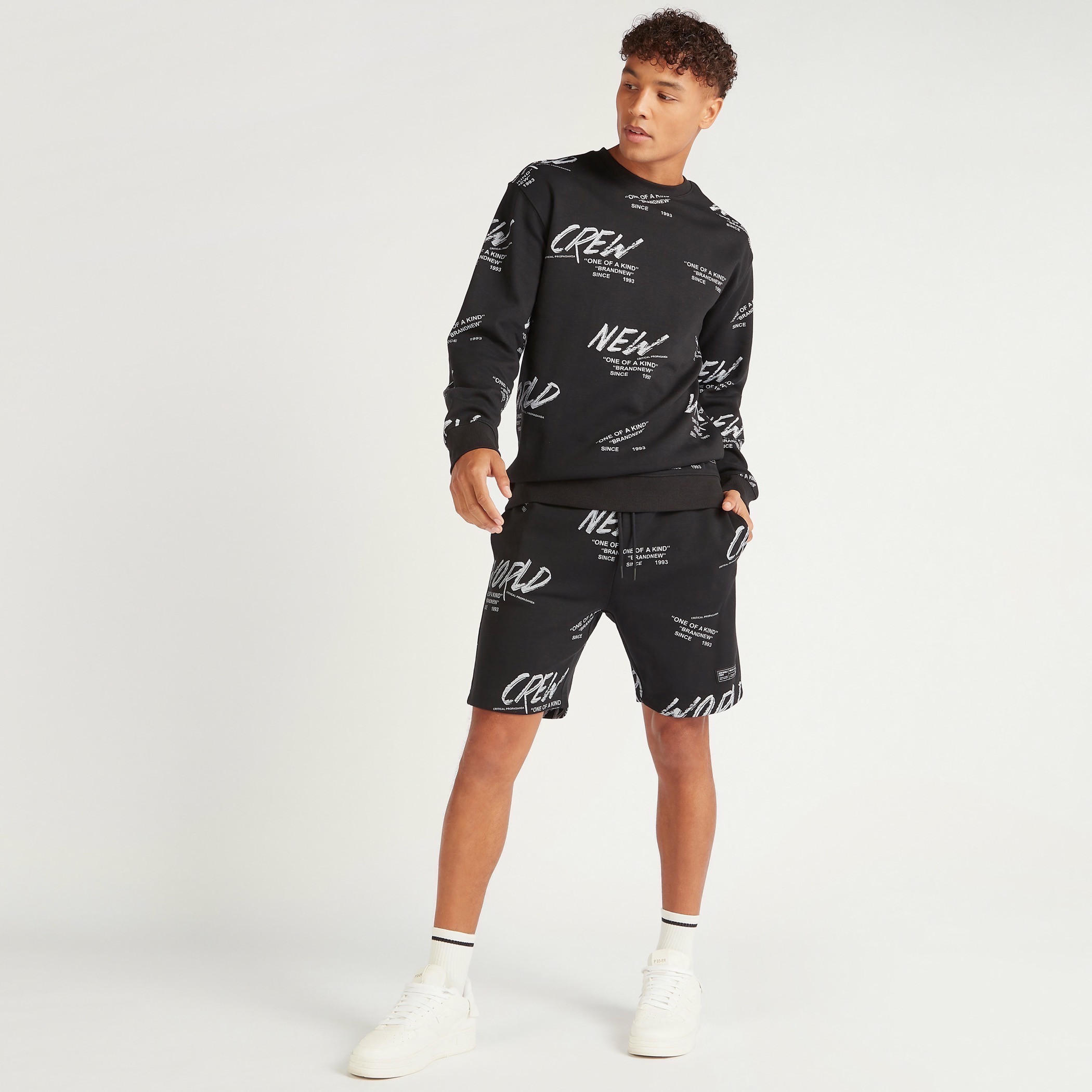 شورت بخصر متوسّط الارتفاع ورباط إغلاق وجيوب وطبعات-men-clothing-bottoms-shorts-image-2