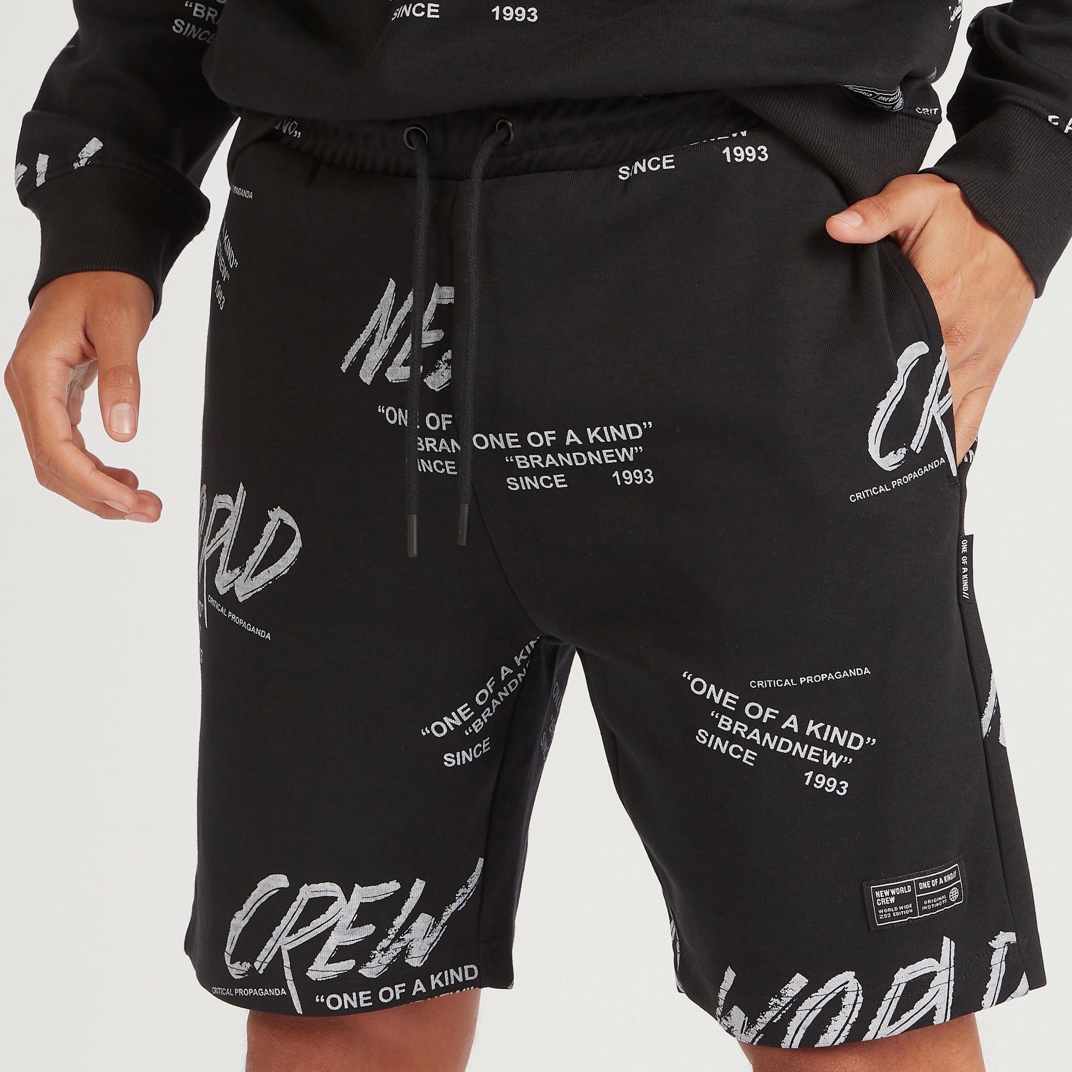 شورت بخصر متوسّط الارتفاع ورباط إغلاق وجيوب وطبعات-men-clothing-bottoms-shorts-image-3