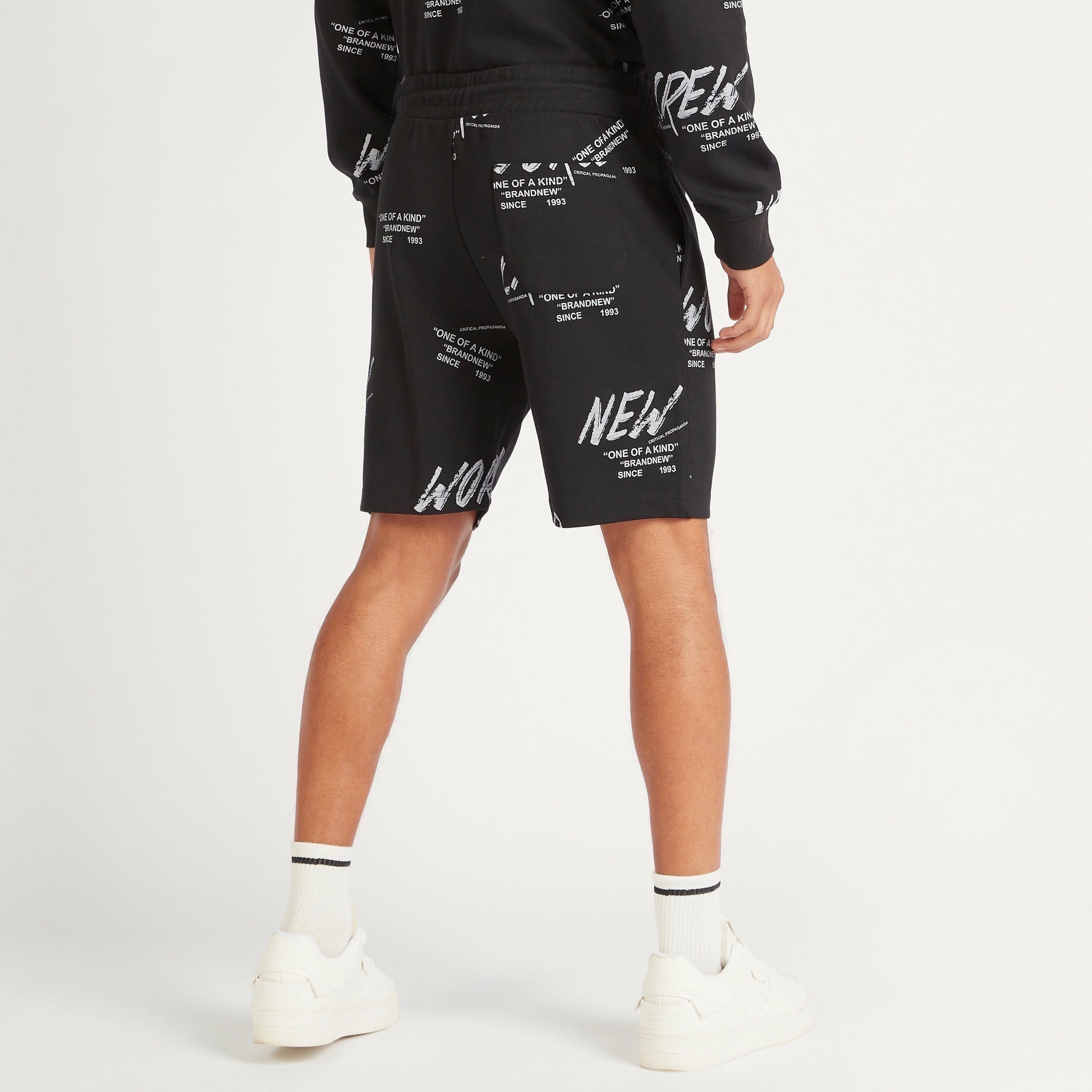 شورت بخصر متوسّط الارتفاع ورباط إغلاق وجيوب وطبعات-men-clothing-bottoms-shorts-image-4