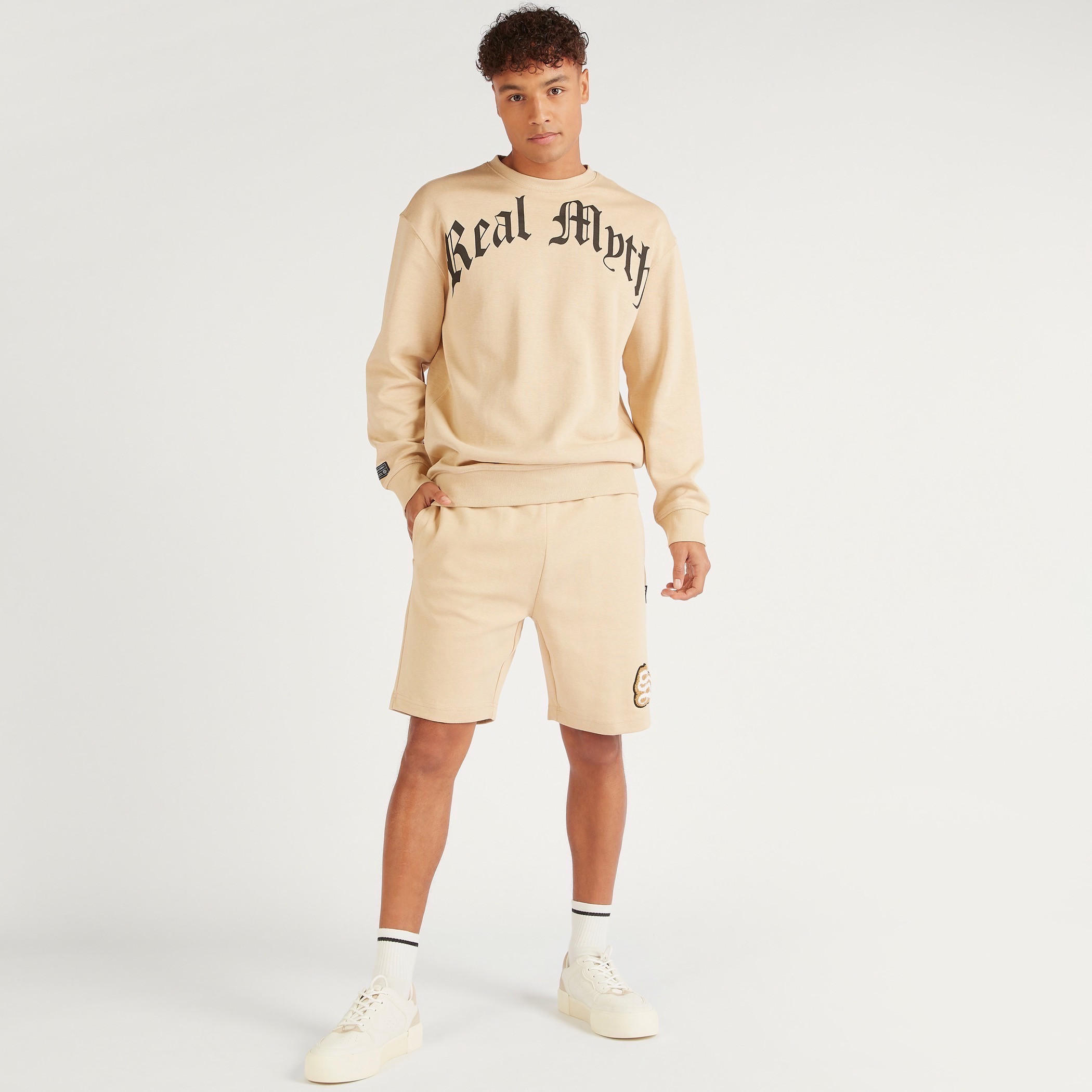 سويت شيرت بياقة ضيّقة وأكمام طويلة وطبعات-men-winterwear-hoodiesandsweatshirts-image-1