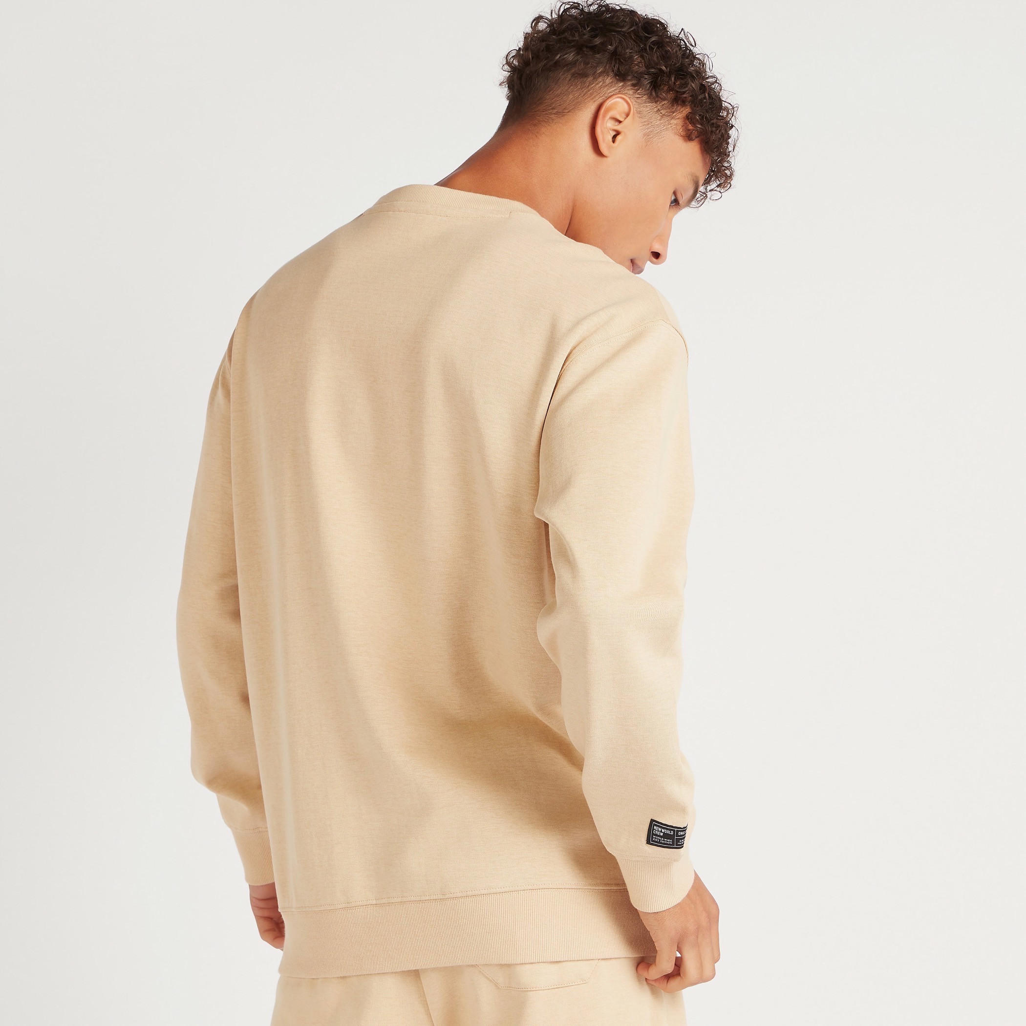 سويت شيرت بياقة ضيّقة وأكمام طويلة وطبعات-men-winterwear-hoodiesandsweatshirts-image-4