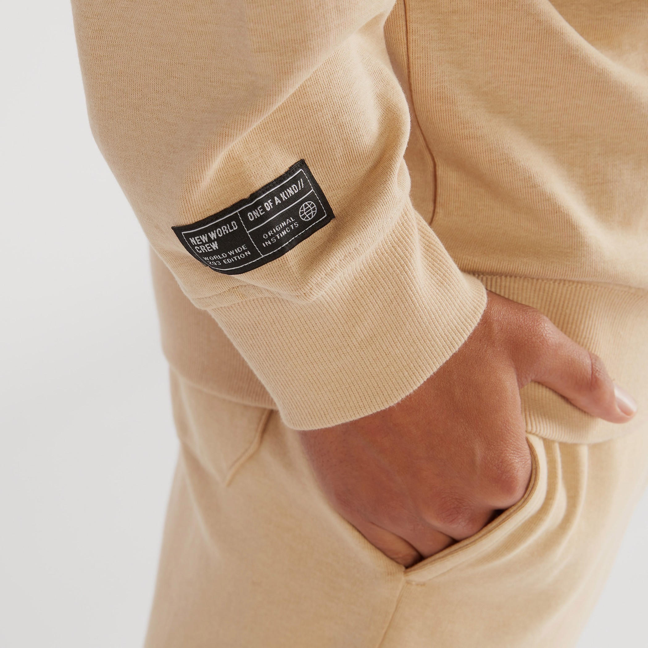 سويت شيرت بياقة ضيّقة وأكمام طويلة وطبعات-men-winterwear-hoodiesandsweatshirts-image-5
