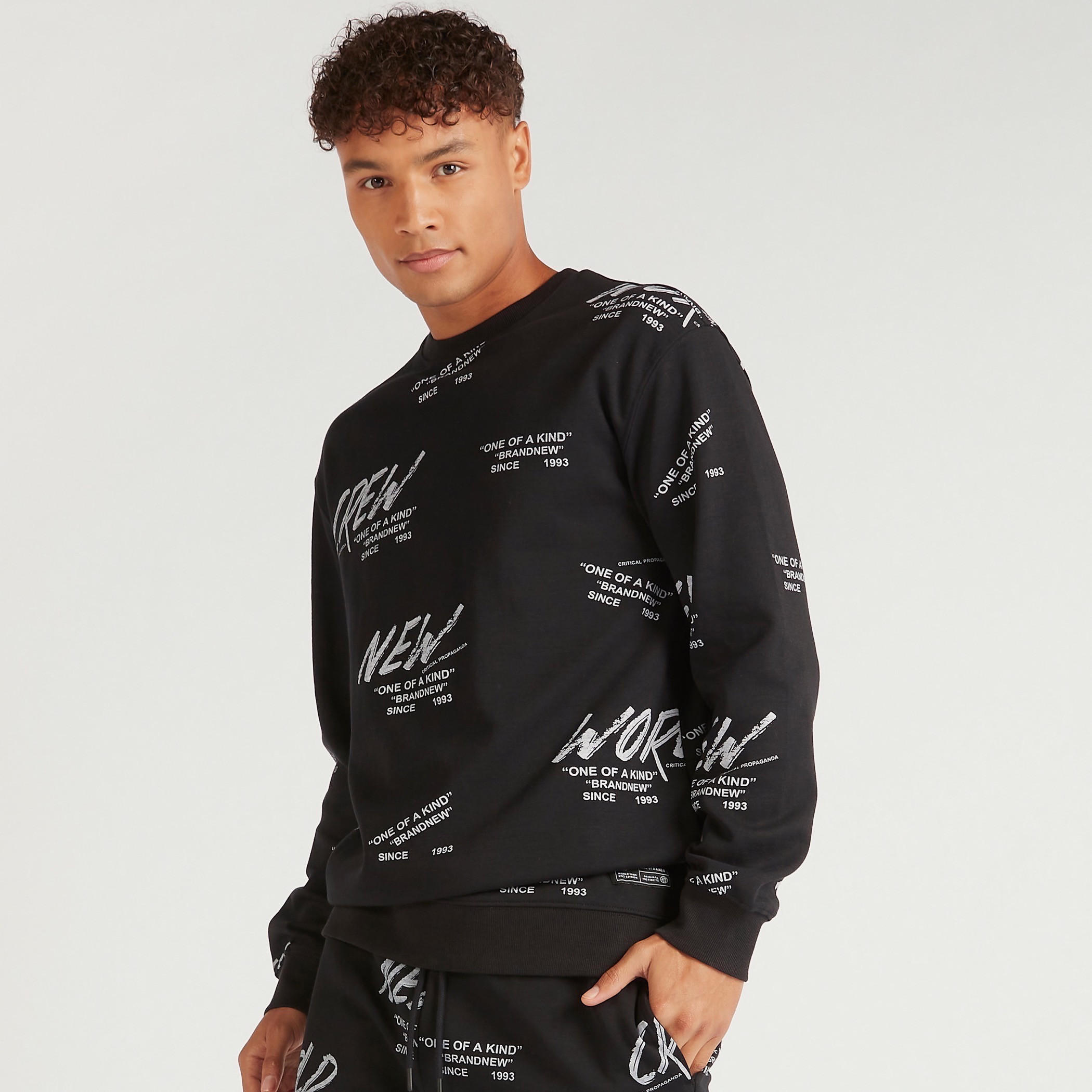 سويت شيرت بياقة ضيّقة وأكمام طويلة وطبعات-men-winterwear-hoodiesandsweatshirts-image-1