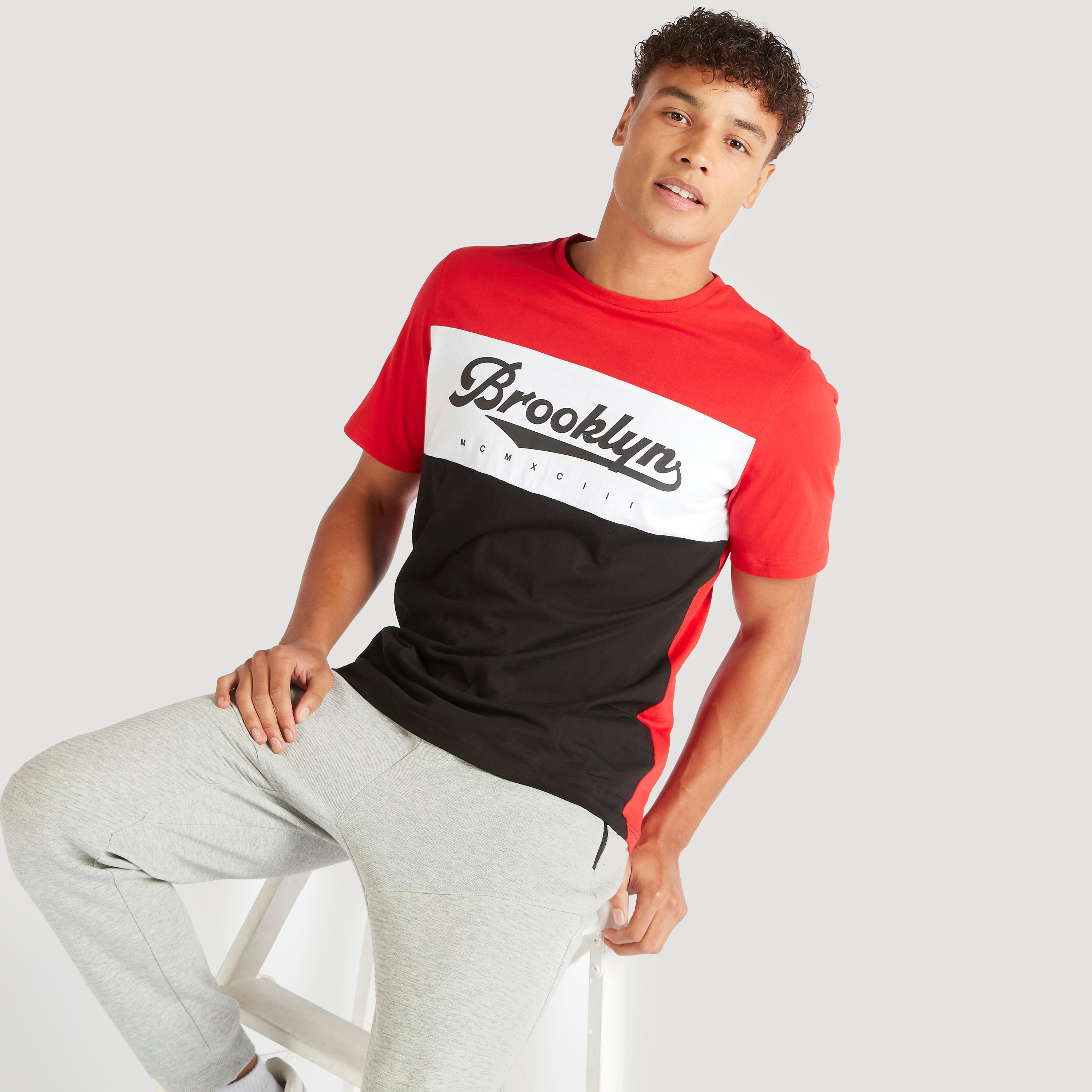 تيشيرت بياقة ضيّقة وأكمام قصيرة وطبعات-men-clothing-tshirtsandpolos-tshirts-image-1