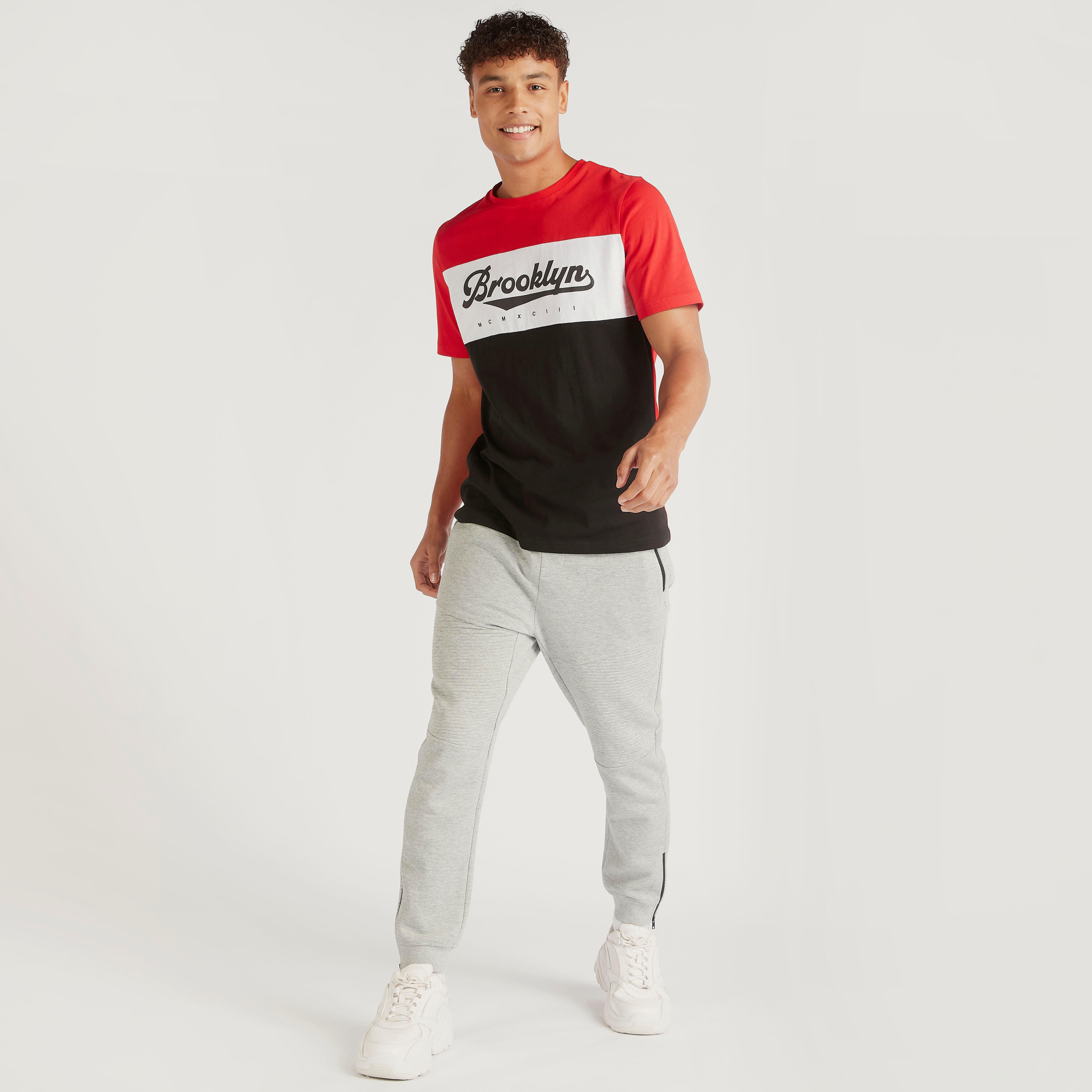 تيشيرت بياقة ضيّقة وأكمام قصيرة وطبعات-men-clothing-tshirtsandpolos-tshirts-image-2