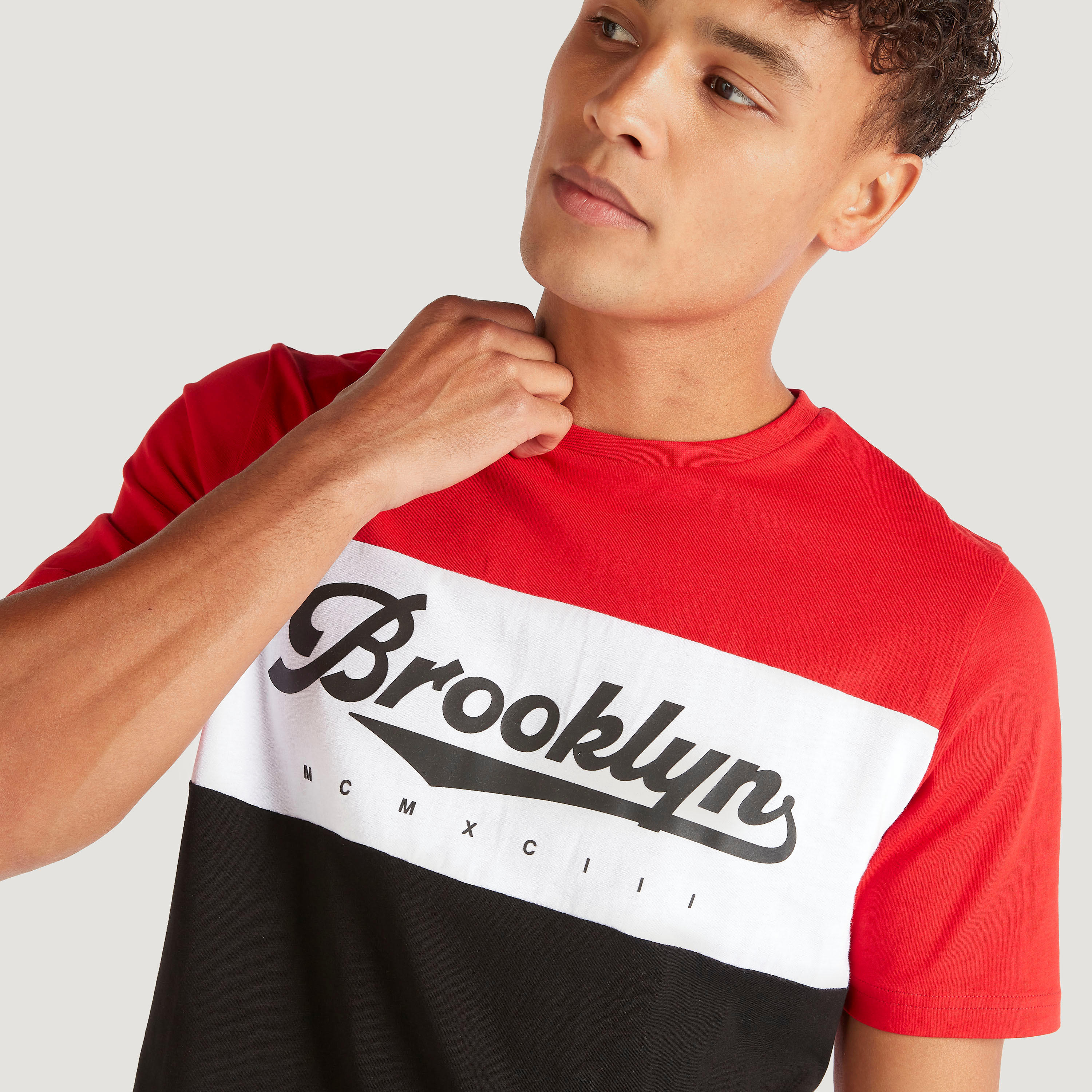 تيشيرت بياقة ضيّقة وأكمام قصيرة وطبعات-men-clothing-tshirtsandpolos-tshirts-image-3