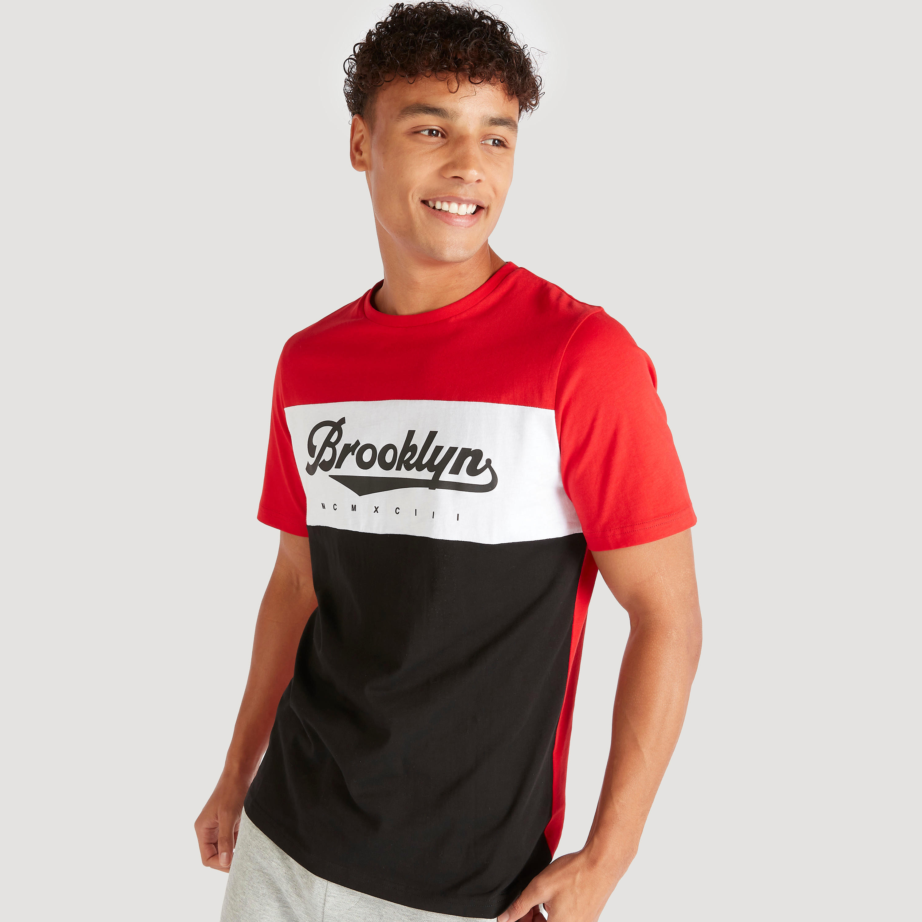 تيشيرت بياقة ضيّقة وأكمام قصيرة وطبعات-men-clothing-tshirtsandpolos-tshirts-image-5