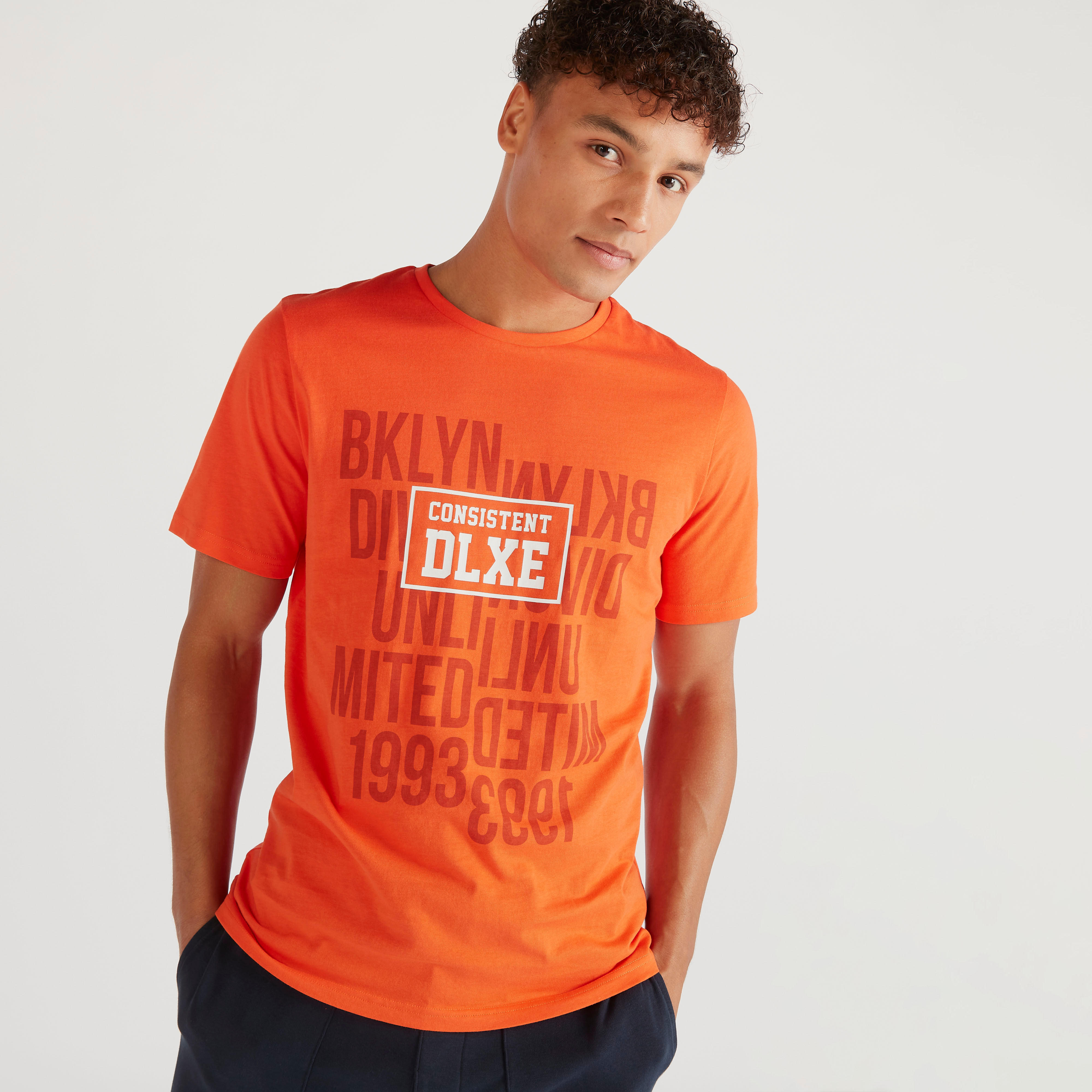 تيشيرت بياقة ضيقة وأكمام قصيرة وطبعات-men-clothing-tshirtsandpolos-tshirts-image-5