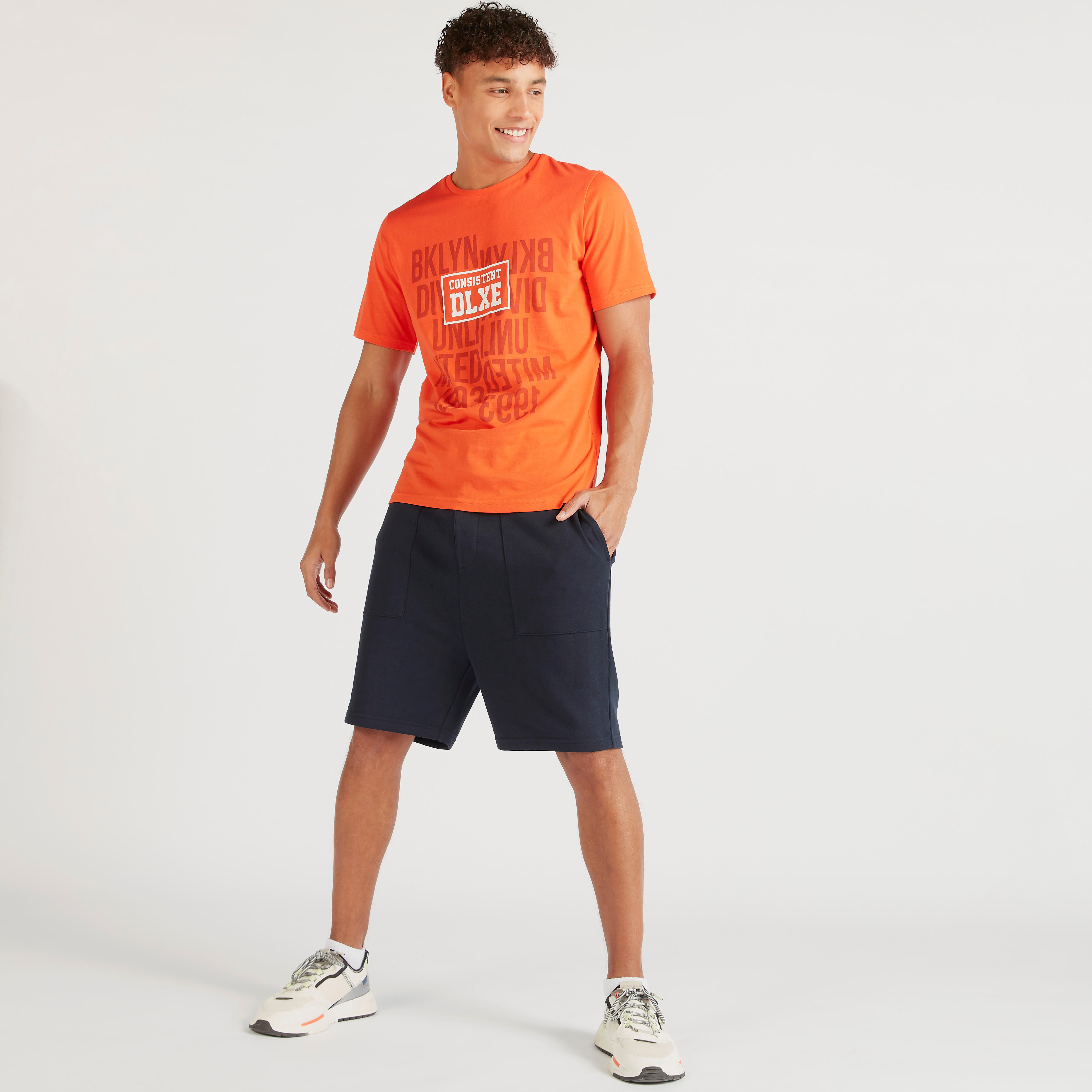 تيشيرت بياقة ضيقة وأكمام قصيرة وطبعات-men-clothing-tshirtsandpolos-tshirts-image-4