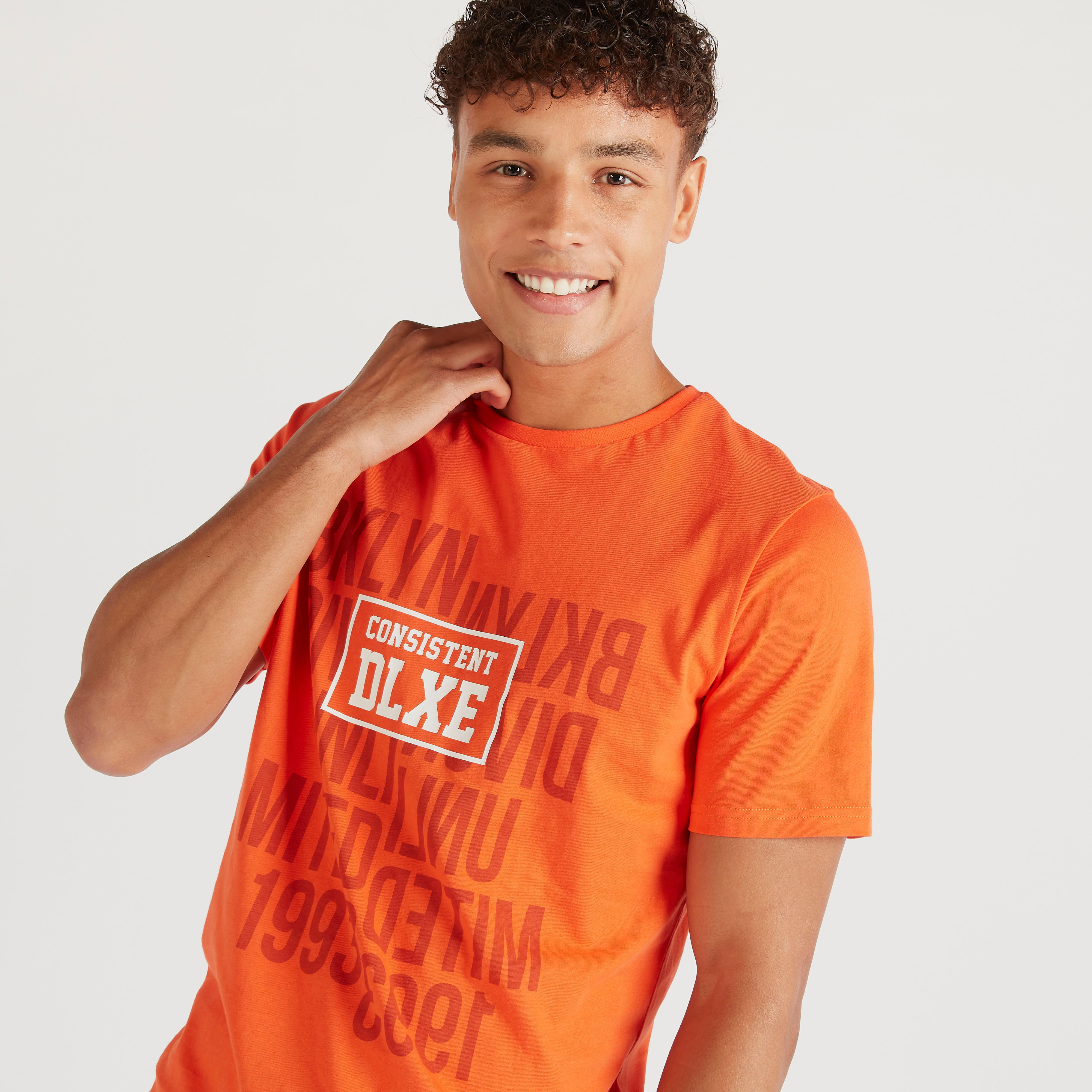 تيشيرت بياقة ضيقة وأكمام قصيرة وطبعات-men-clothing-tshirtsandpolos-tshirts-image-3