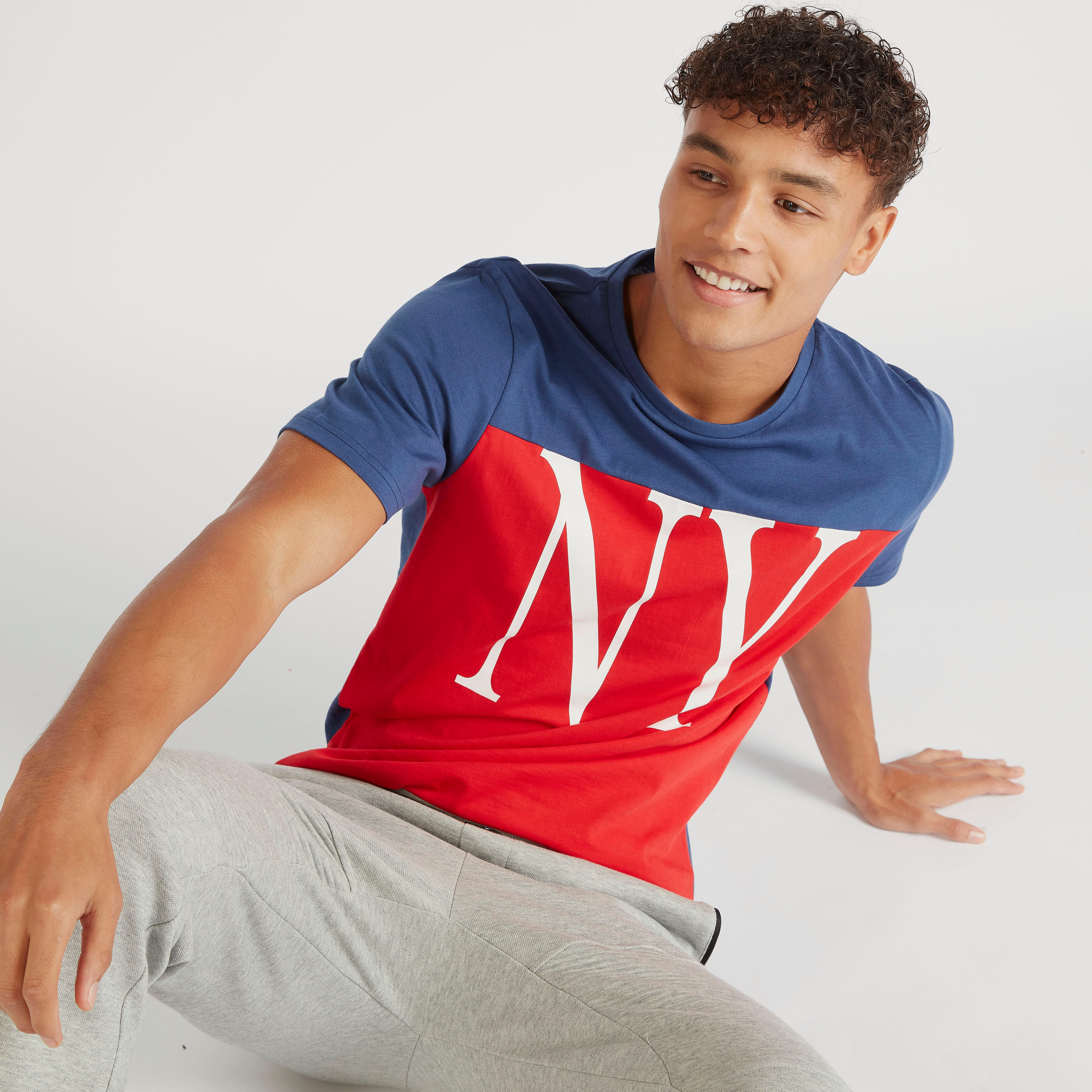 تيشيرت بياقة ضيّقة وأكمام قصيرة وطبعات-men-clothing-tshirtsandpolos-tshirts-image-5