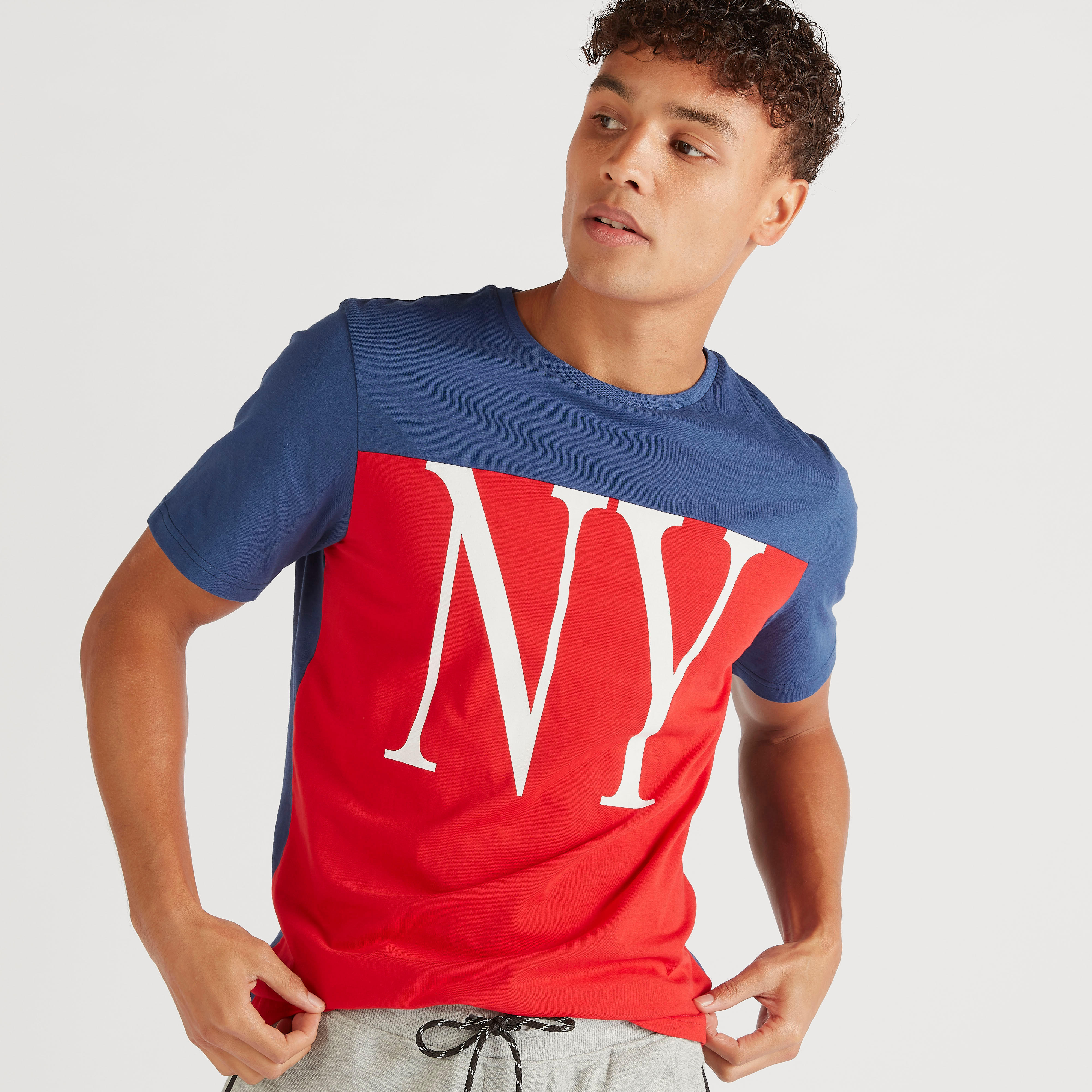 تيشيرت بياقة ضيّقة وأكمام قصيرة وطبعات-men-clothing-tshirtsandpolos-tshirts-image-1