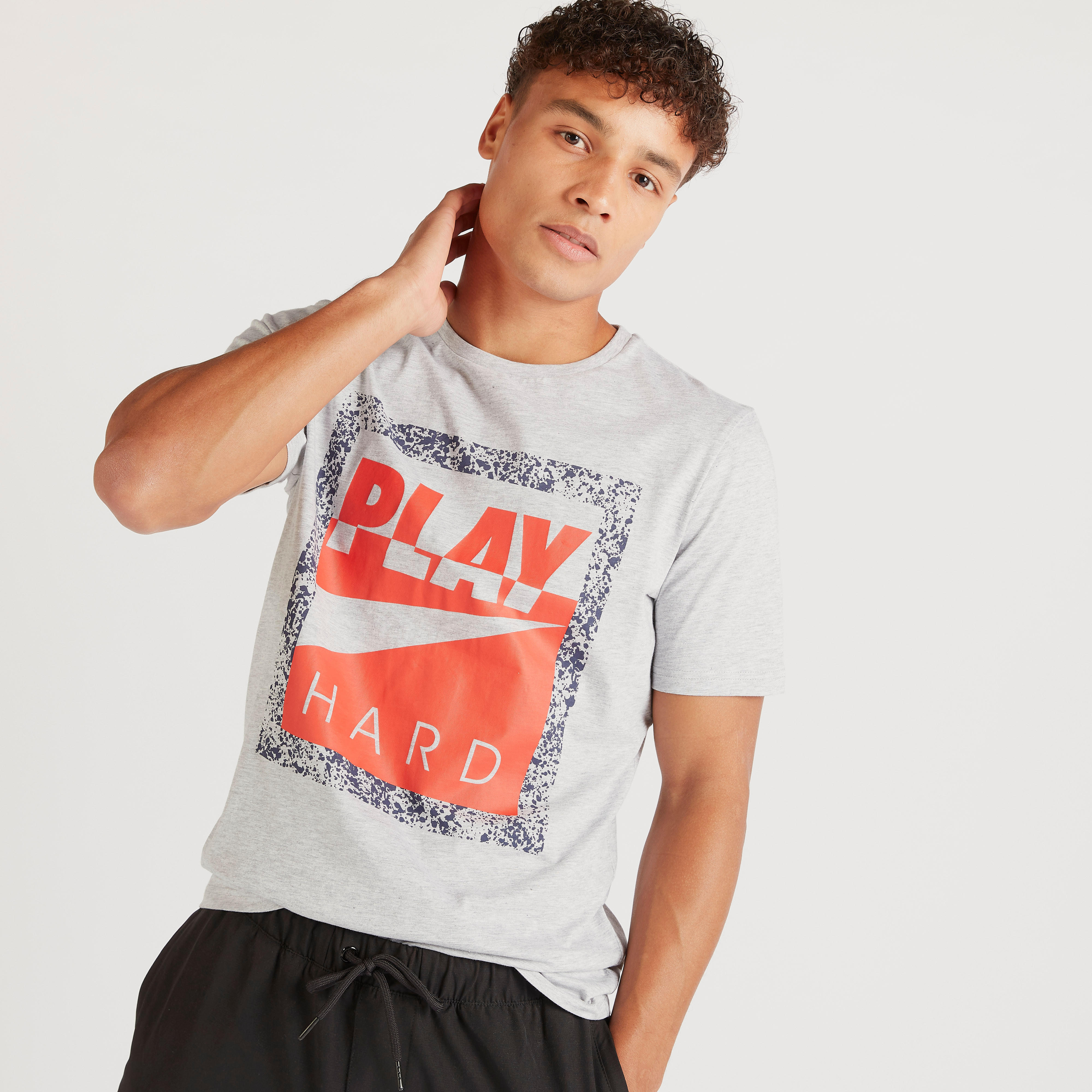 تيشيرت بياقة ضيّقة وأكمام قصيرة وطبعات-men-clothing-tshirtsandpolos-tshirts-image-1