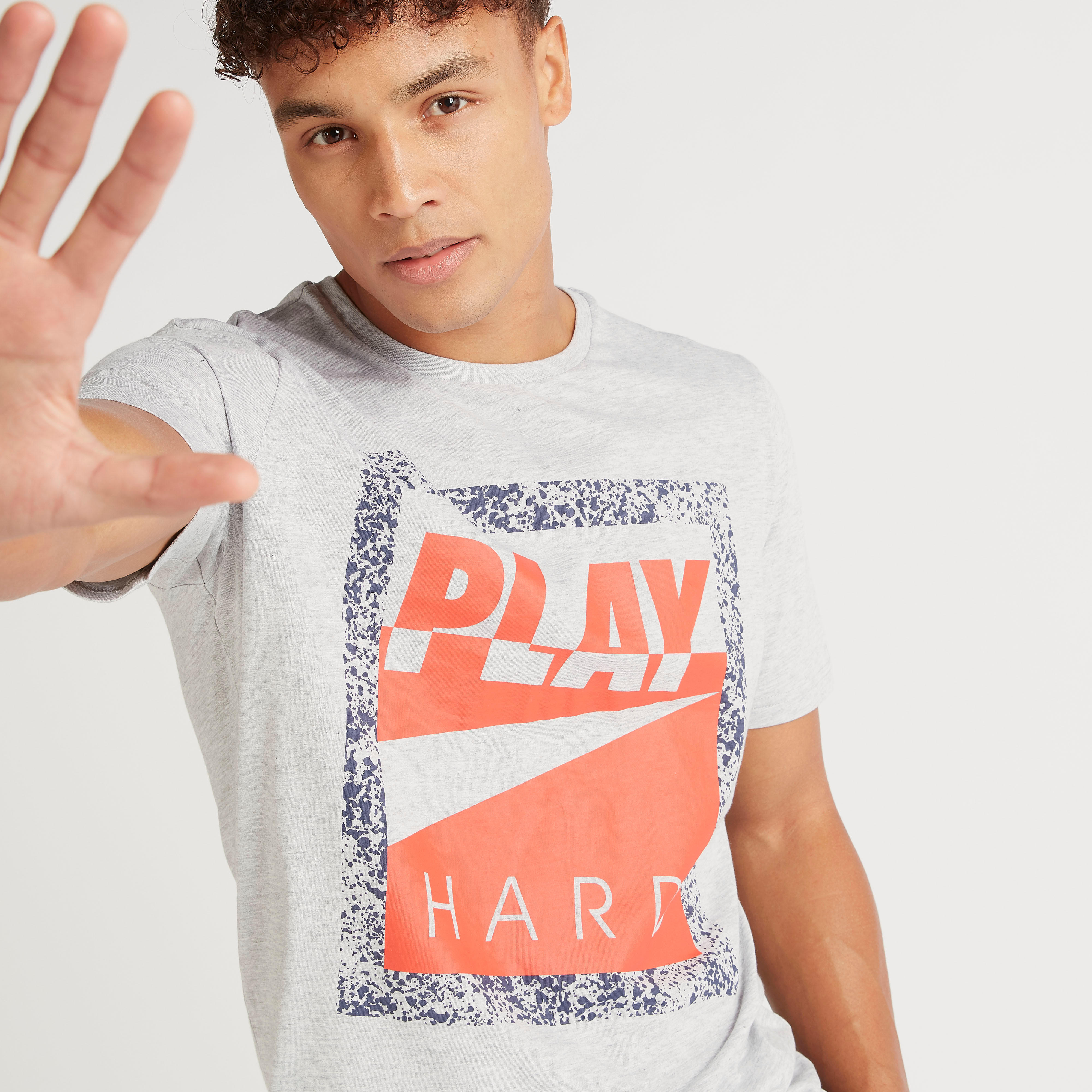 تيشيرت بياقة ضيّقة وأكمام قصيرة وطبعات-men-clothing-tshirtsandpolos-tshirts-image-3