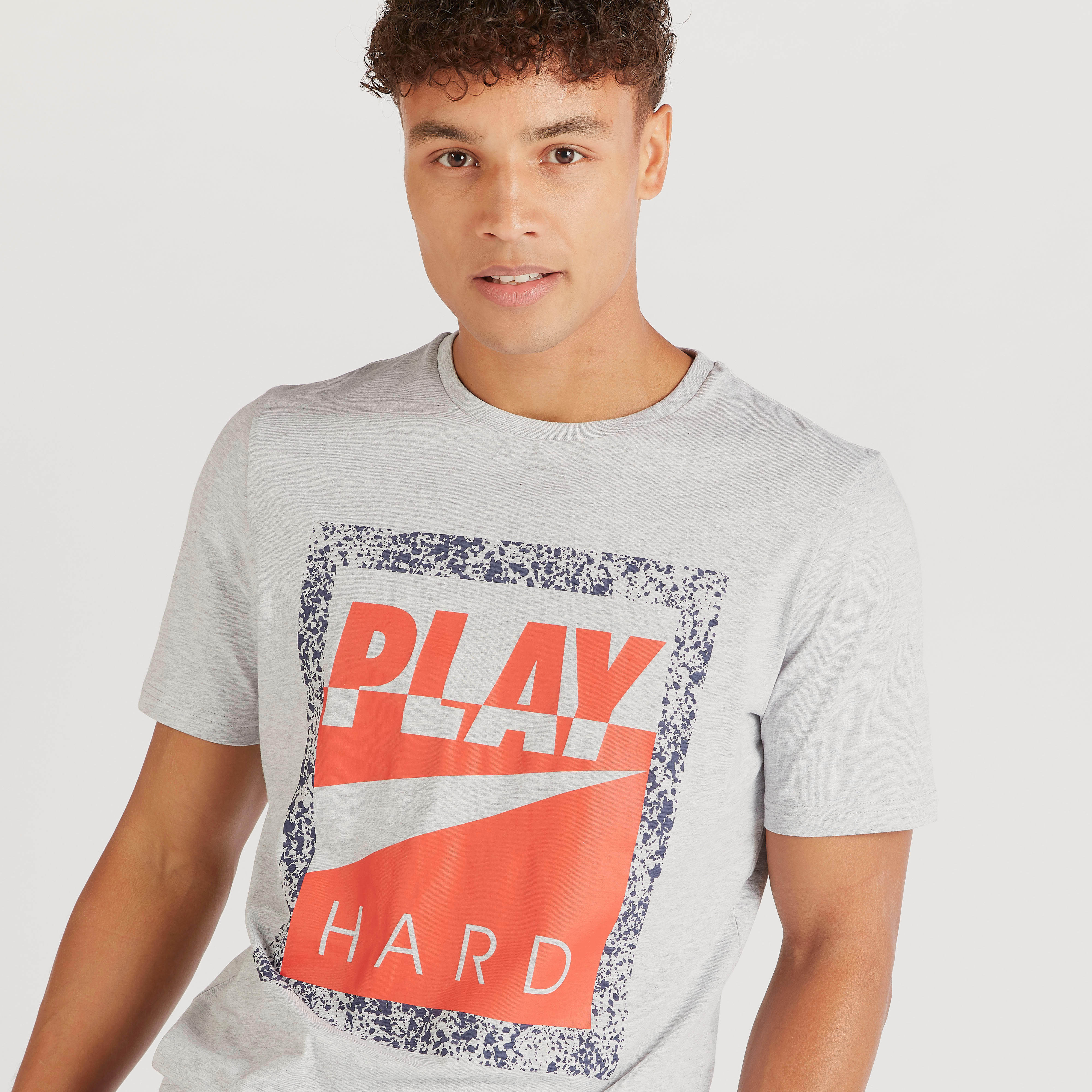 تيشيرت بياقة ضيّقة وأكمام قصيرة وطبعات-men-clothing-tshirtsandpolos-tshirts-image-5