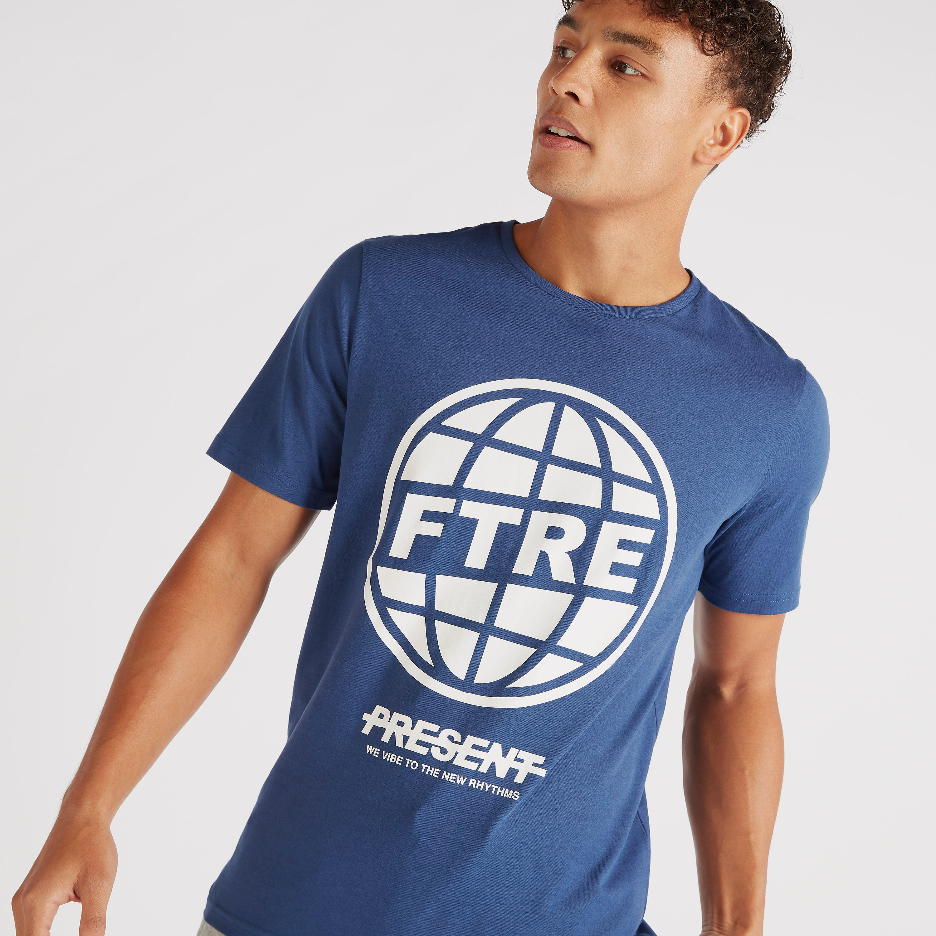 تيشيرت بياقة ضيّقة وأكمام قصيرة وطبعات جرافيك-men-clothing-tshirtsandpolos-tshirts-image-1