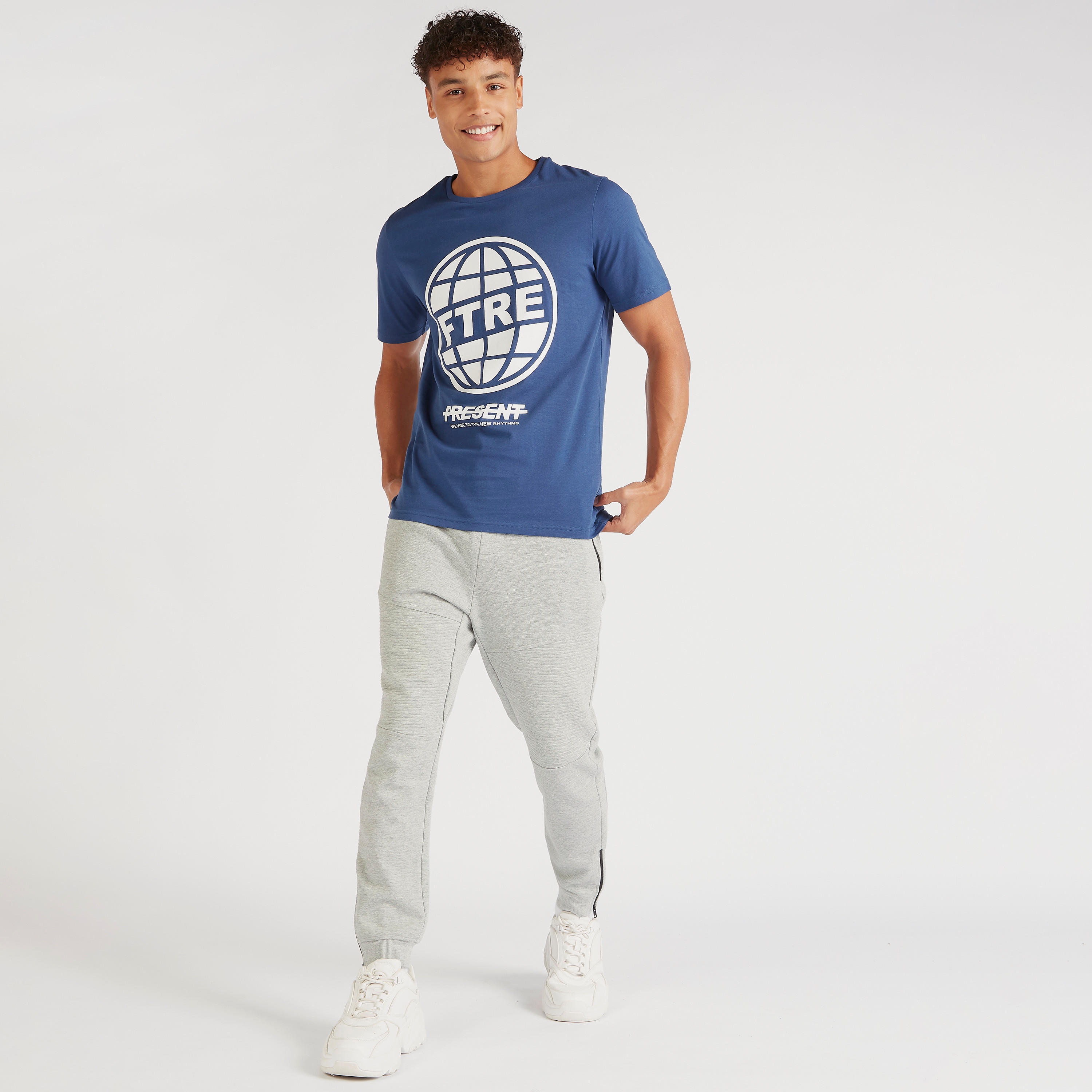 تيشيرت بياقة ضيّقة وأكمام قصيرة وطبعات جرافيك-men-clothing-tshirtsandpolos-tshirts-image-2