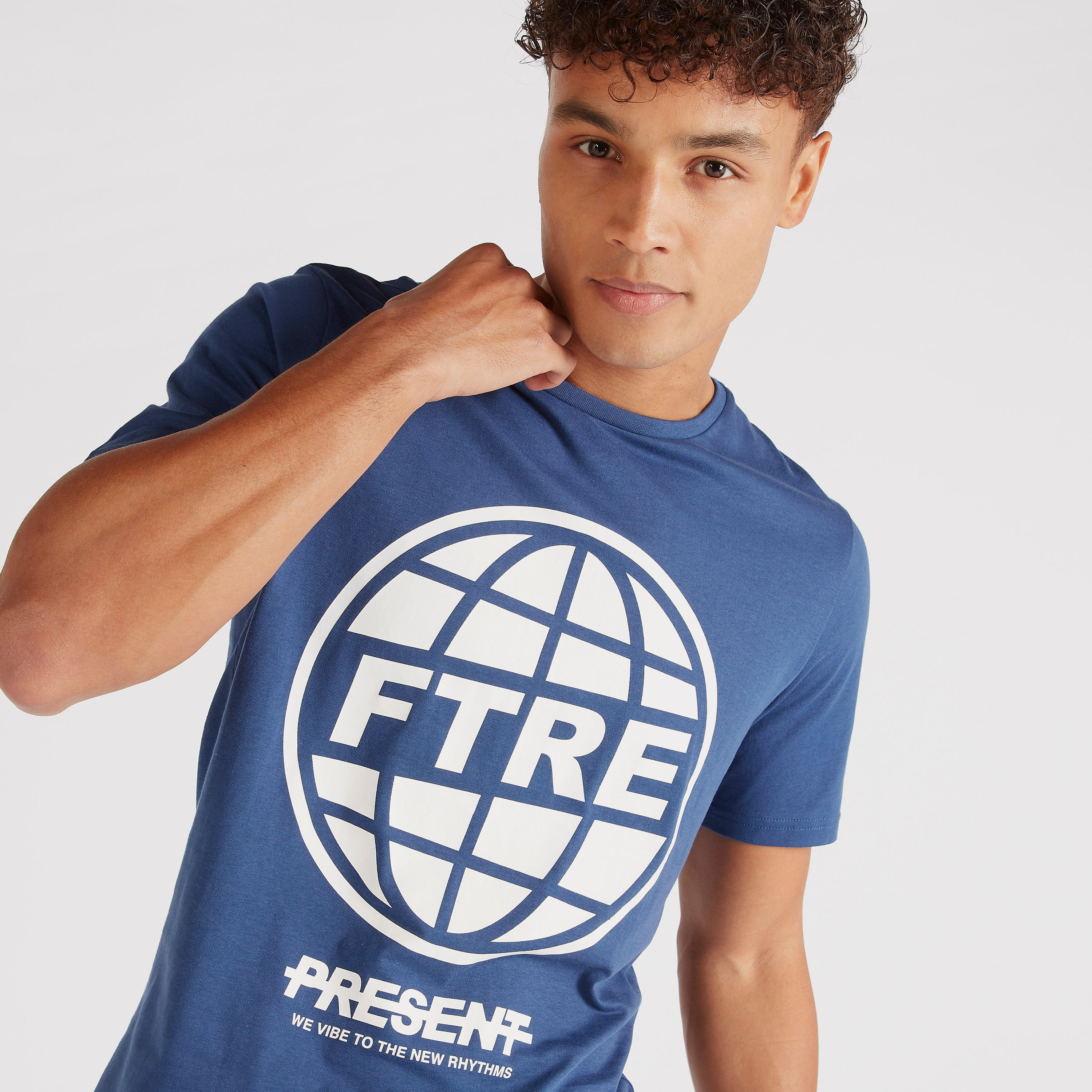 تيشيرت بياقة ضيّقة وأكمام قصيرة وطبعات جرافيك-men-clothing-tshirtsandpolos-tshirts-image-3