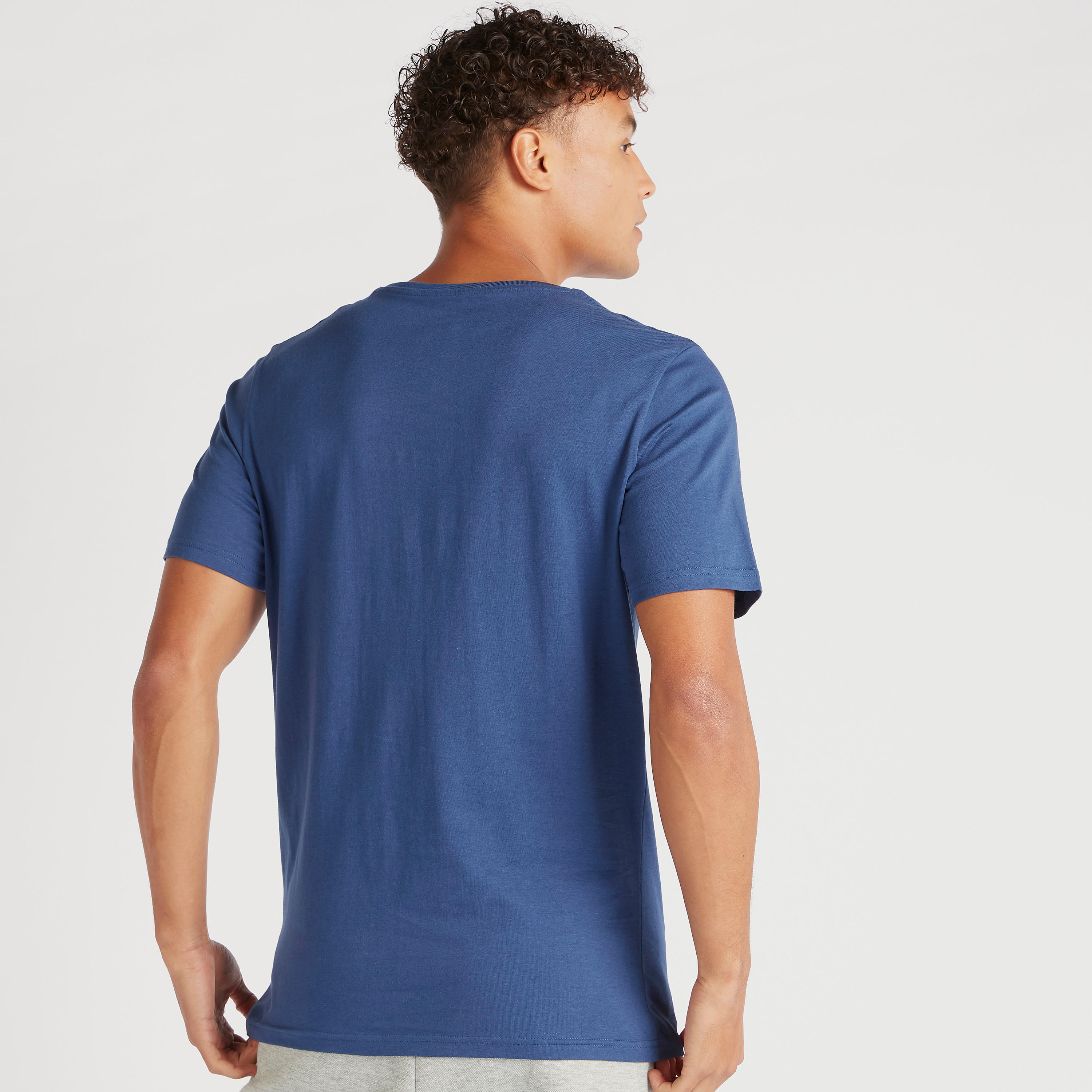 تيشيرت بياقة ضيّقة وأكمام قصيرة وطبعات جرافيك-men-clothing-tshirtsandpolos-tshirts-image-4