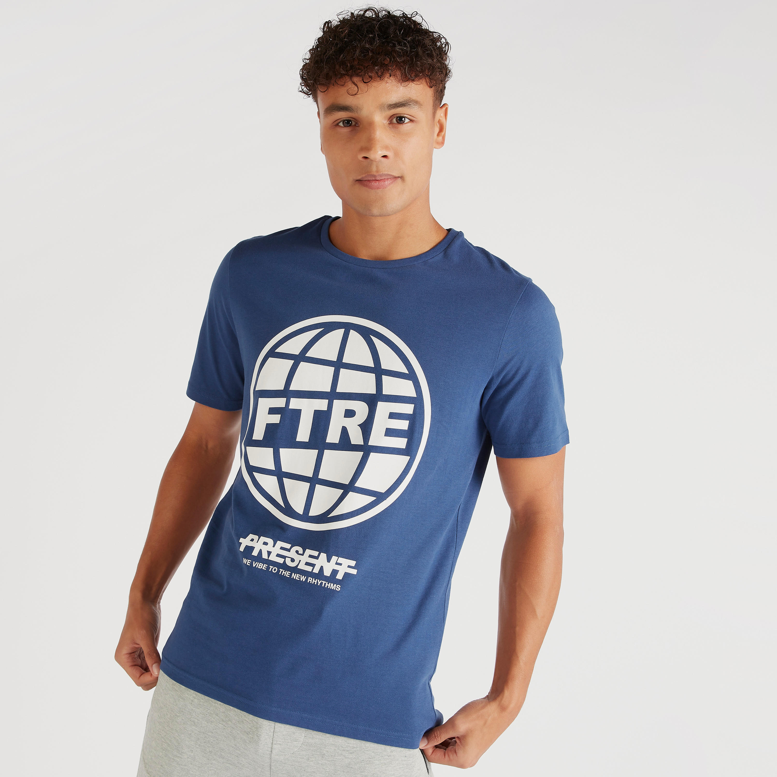تيشيرت بياقة ضيّقة وأكمام قصيرة وطبعات جرافيك-men-clothing-tshirtsandpolos-tshirts-image-5