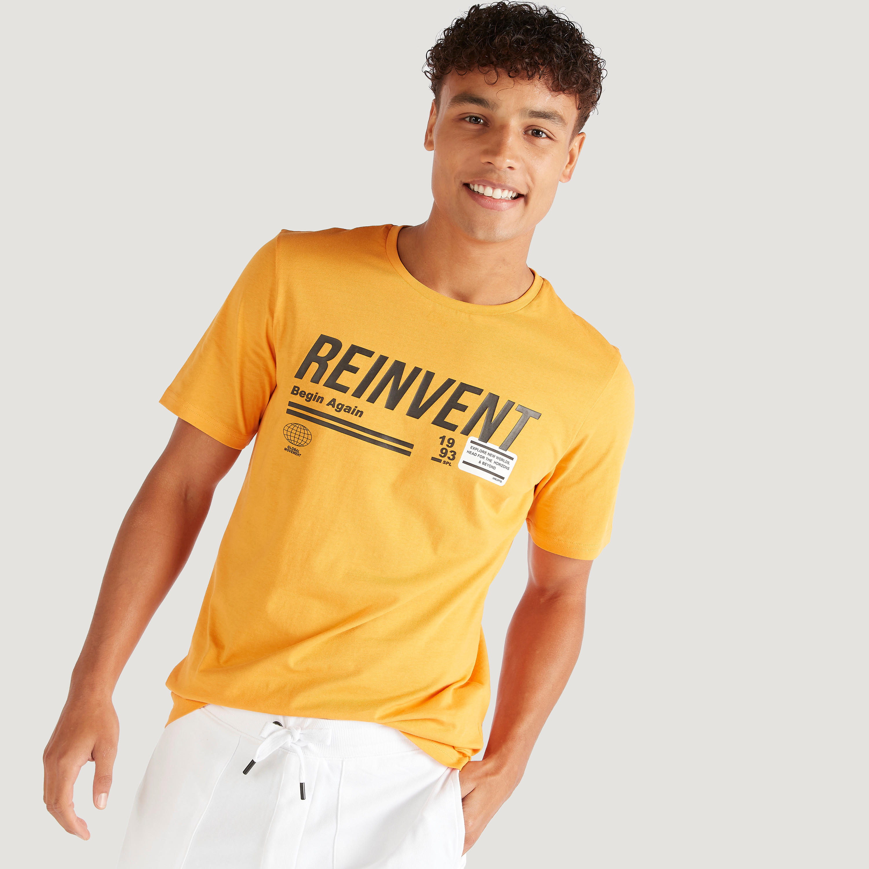 تيشيرت بياقة ضيقة وأكمام قصيرة وطبعات-men-clothing-tshirtsandpolos-tshirts-image-4