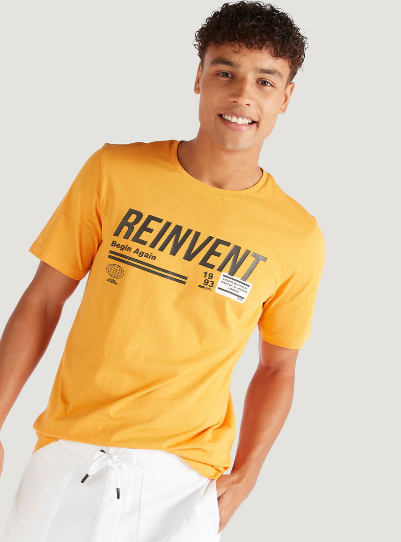تيشيرت بياقة ضيقة وأكمام قصيرة وطبعات-men-clothing-tshirtsandpolos-tshirts-image-4