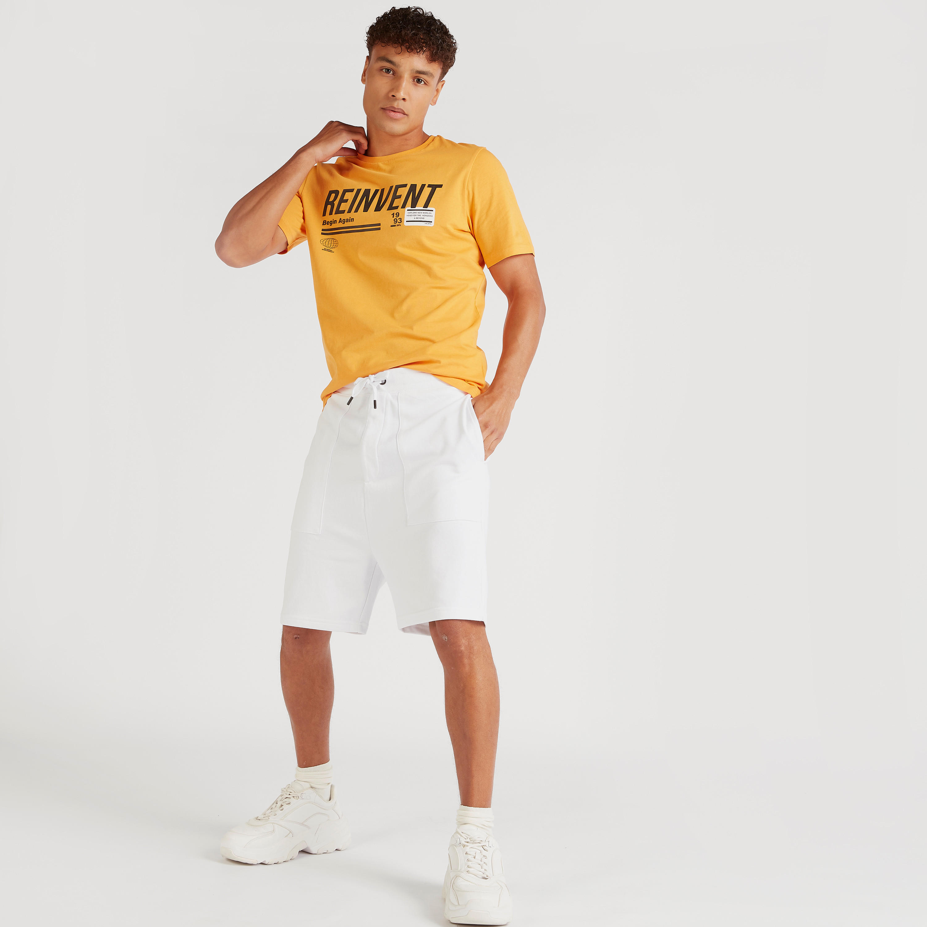 تيشيرت بياقة ضيقة وأكمام قصيرة وطبعات-men-clothing-tshirtsandpolos-tshirts-image-3