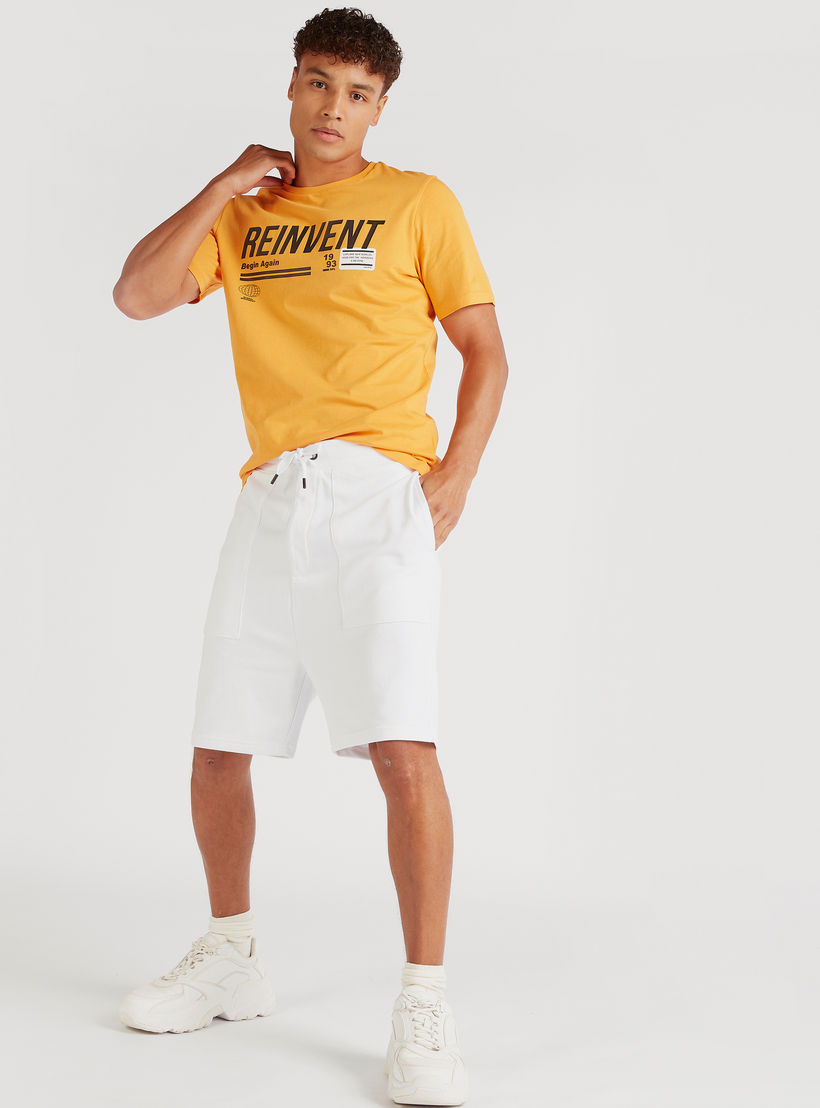 تيشيرت بياقة ضيقة وأكمام قصيرة وطبعات-men-clothing-tshirtsandpolos-tshirts-image-3
