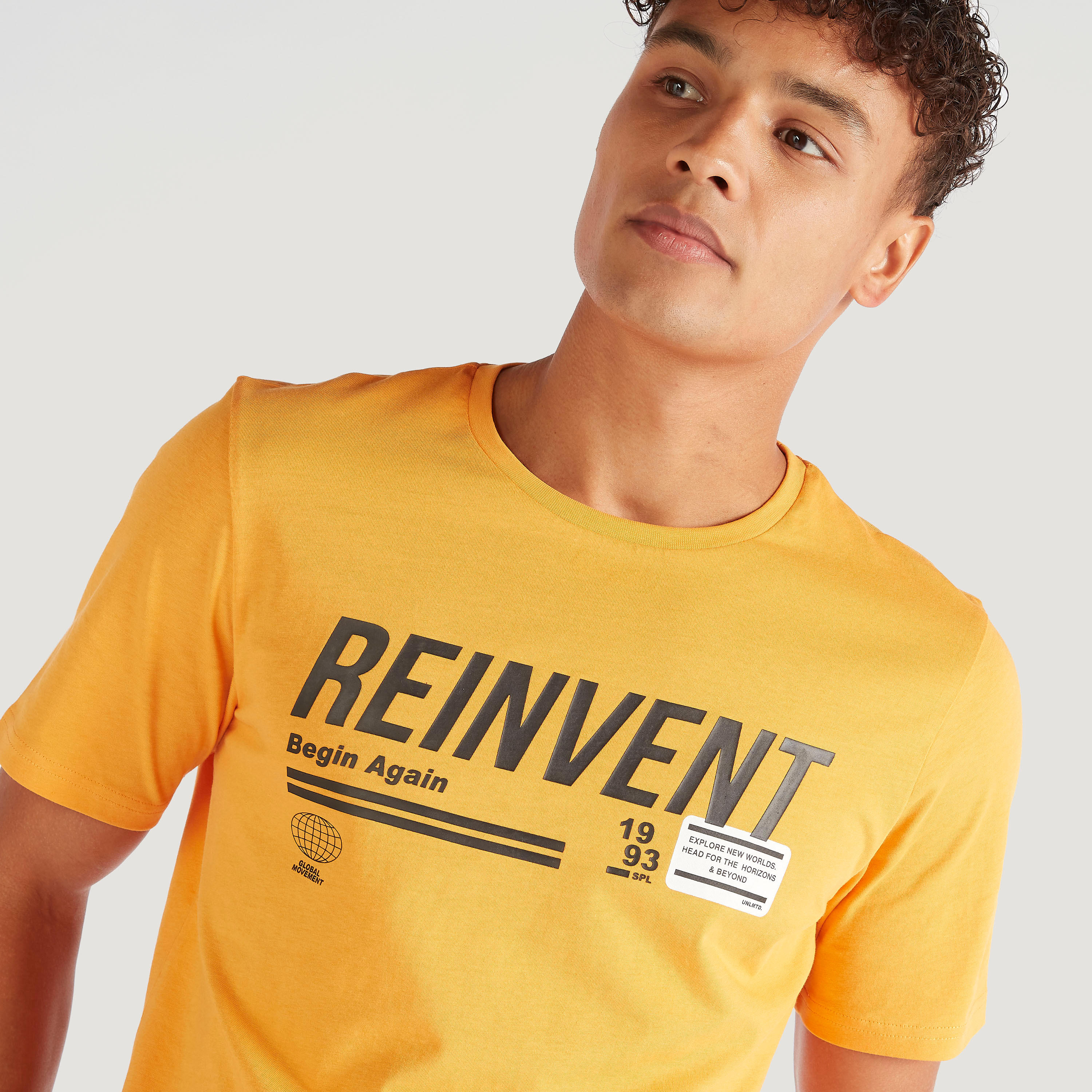 تيشيرت بياقة ضيقة وأكمام قصيرة وطبعات-men-clothing-tshirtsandpolos-tshirts-image-2