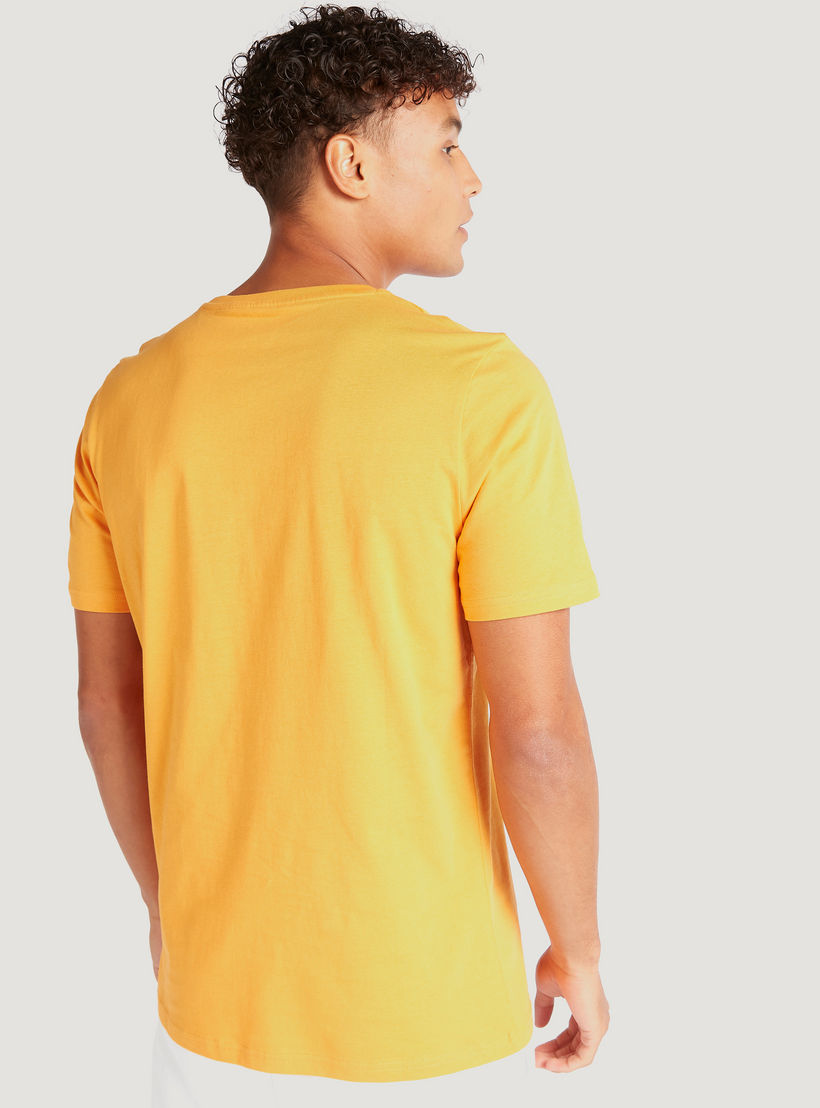 تيشيرت بياقة ضيقة وأكمام قصيرة وطبعات-men-clothing-tshirtsandpolos-tshirts-image-1