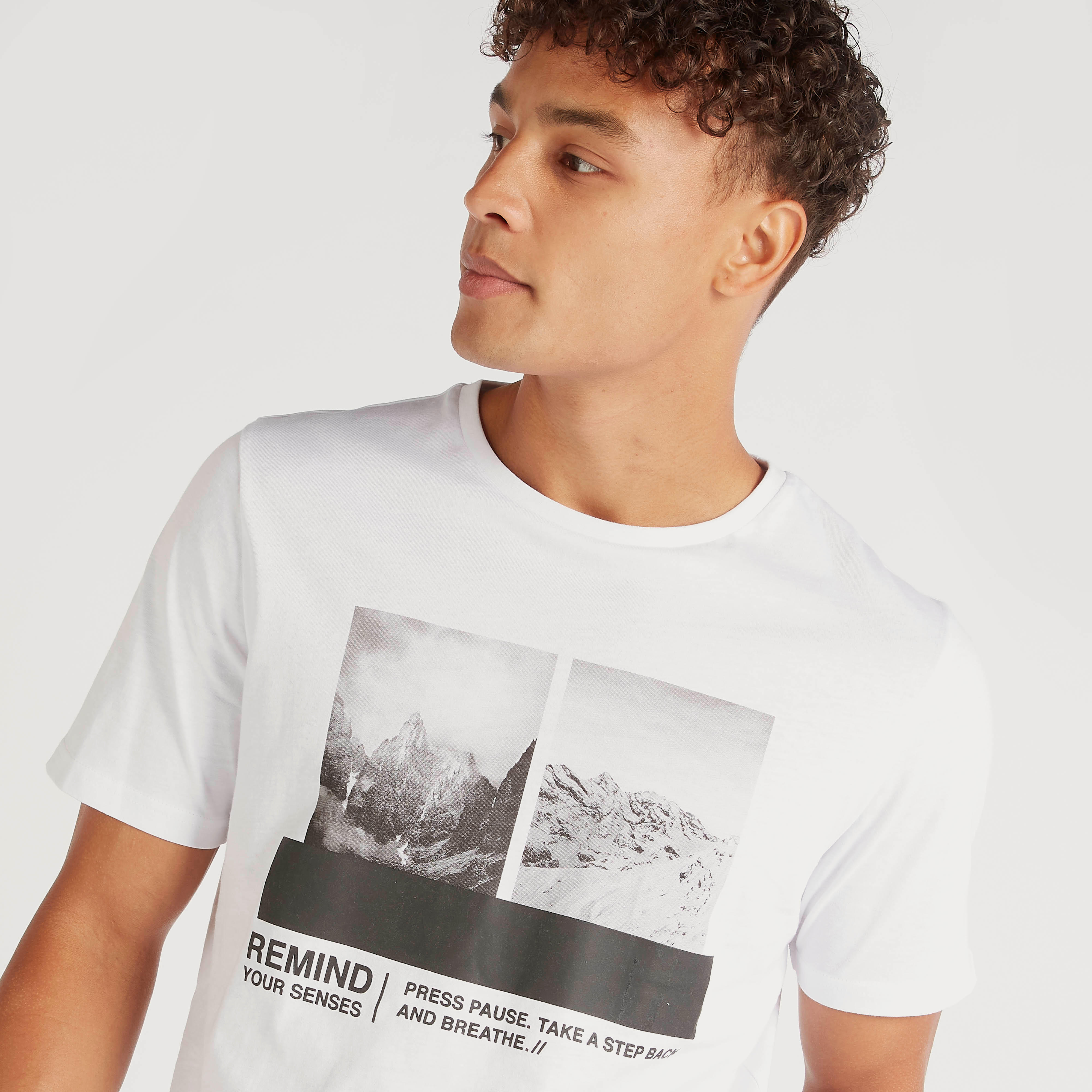 تيشيرت بياقة ضيّقة وأكمام قصيرة وطبعات-men-clothing-tshirtsandpolos-tshirts-image-1