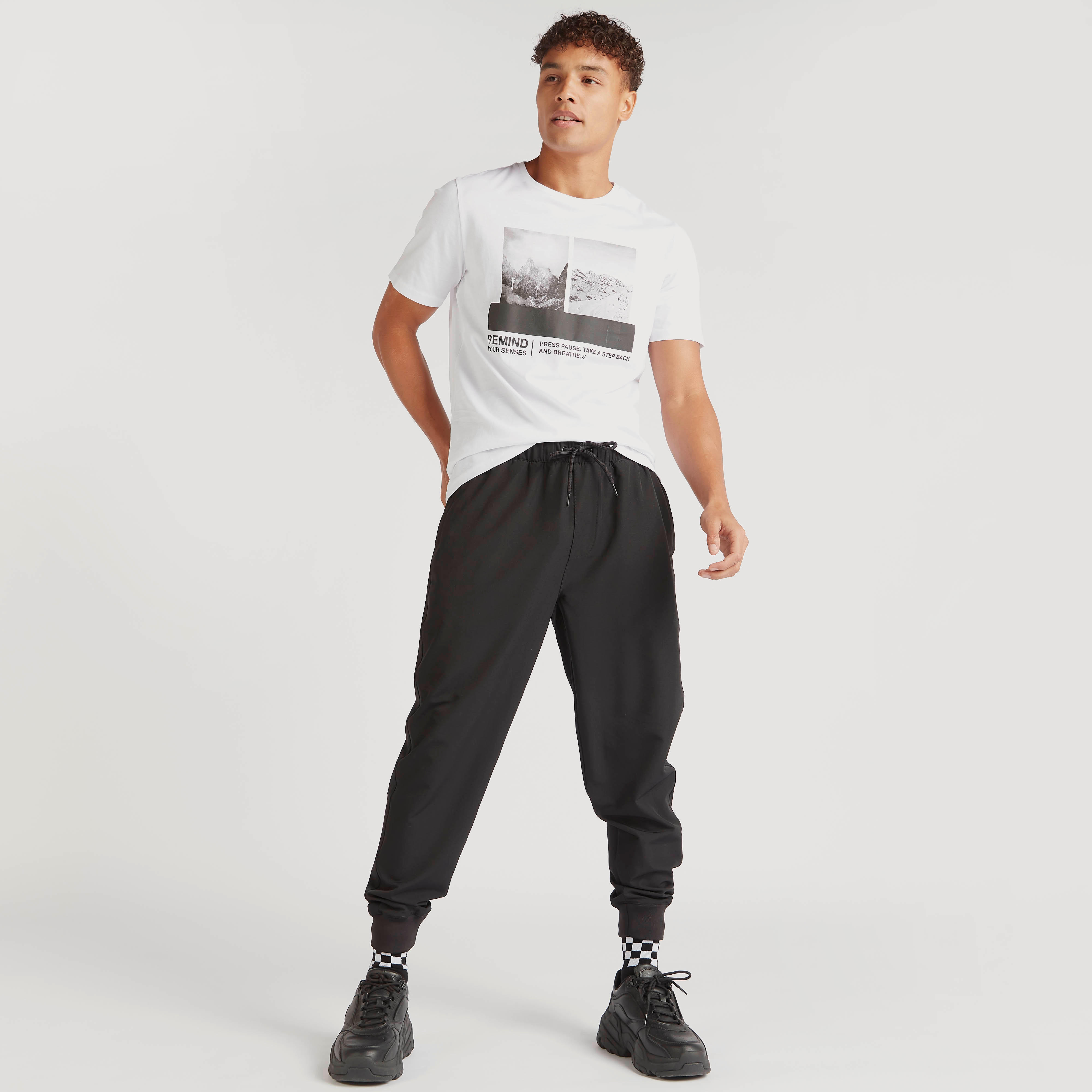 تيشيرت بياقة ضيّقة وأكمام قصيرة وطبعات-men-clothing-tshirtsandpolos-tshirts-image-2