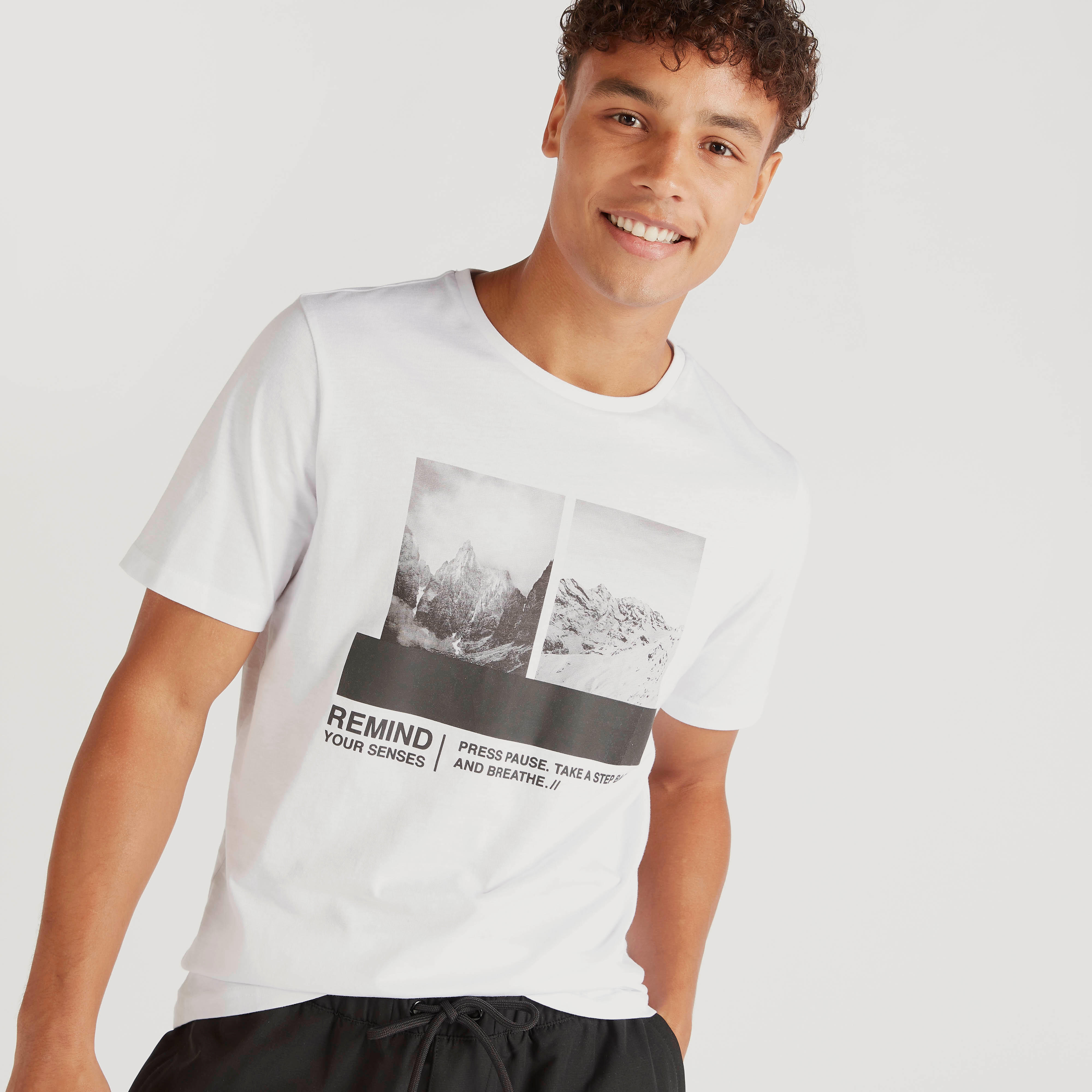 تيشيرت بياقة ضيّقة وأكمام قصيرة وطبعات-men-clothing-tshirtsandpolos-tshirts-image-3