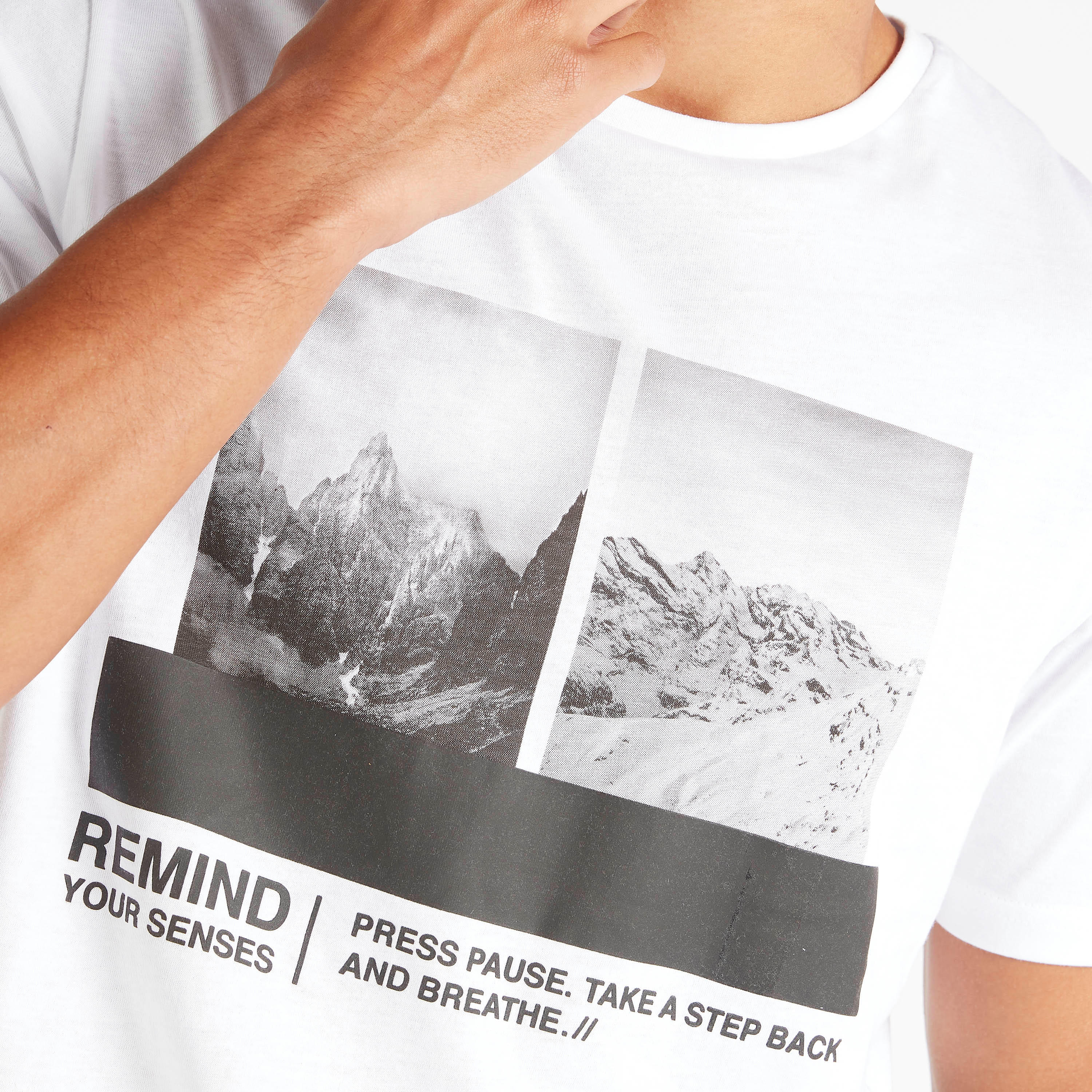 تيشيرت بياقة ضيّقة وأكمام قصيرة وطبعات-men-clothing-tshirtsandpolos-tshirts-image-5