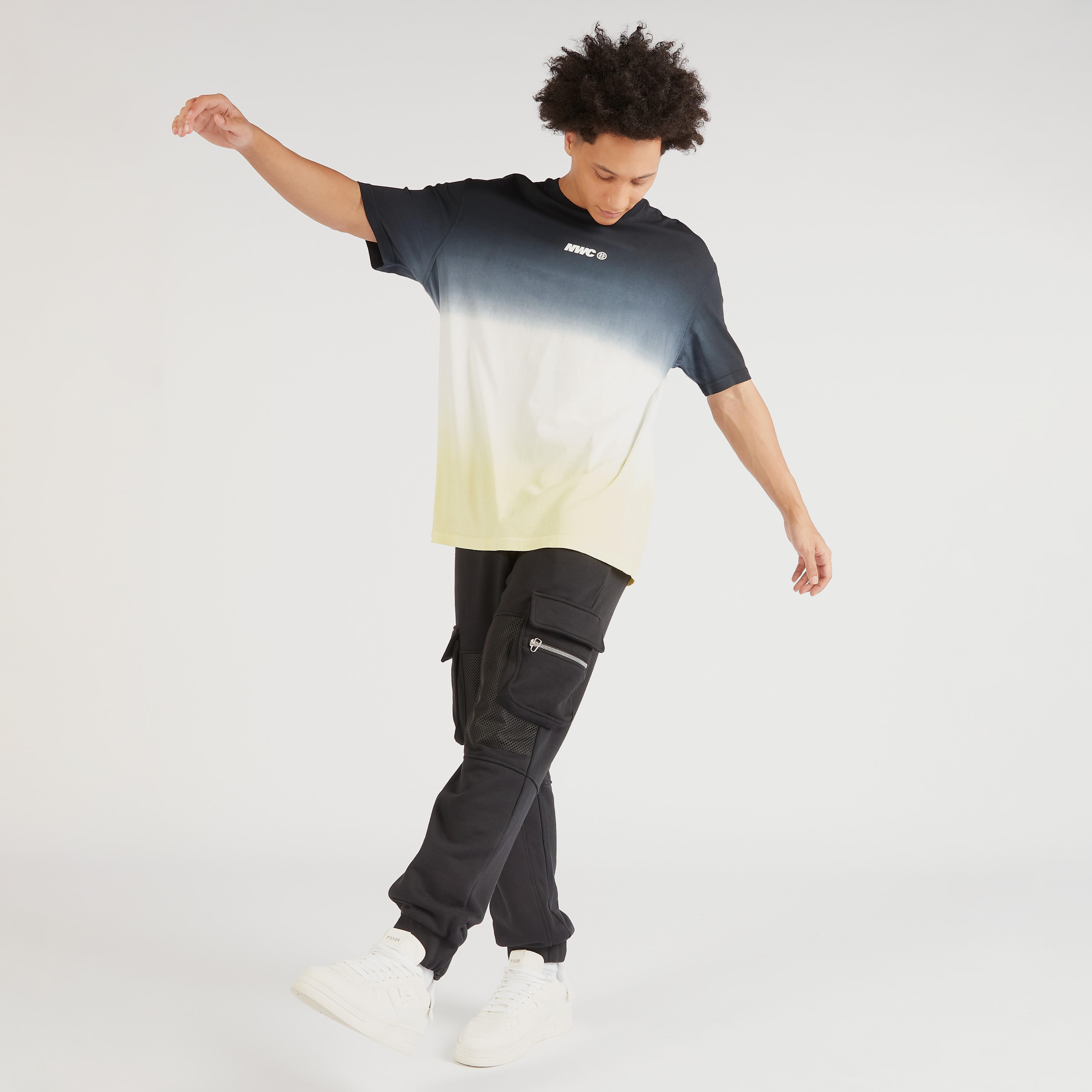 تيشيرت بلون متدرج وياقة ضيّقة وأكمام قصيرة-men-clothing-tshirtsandpolos-tshirts-image-2