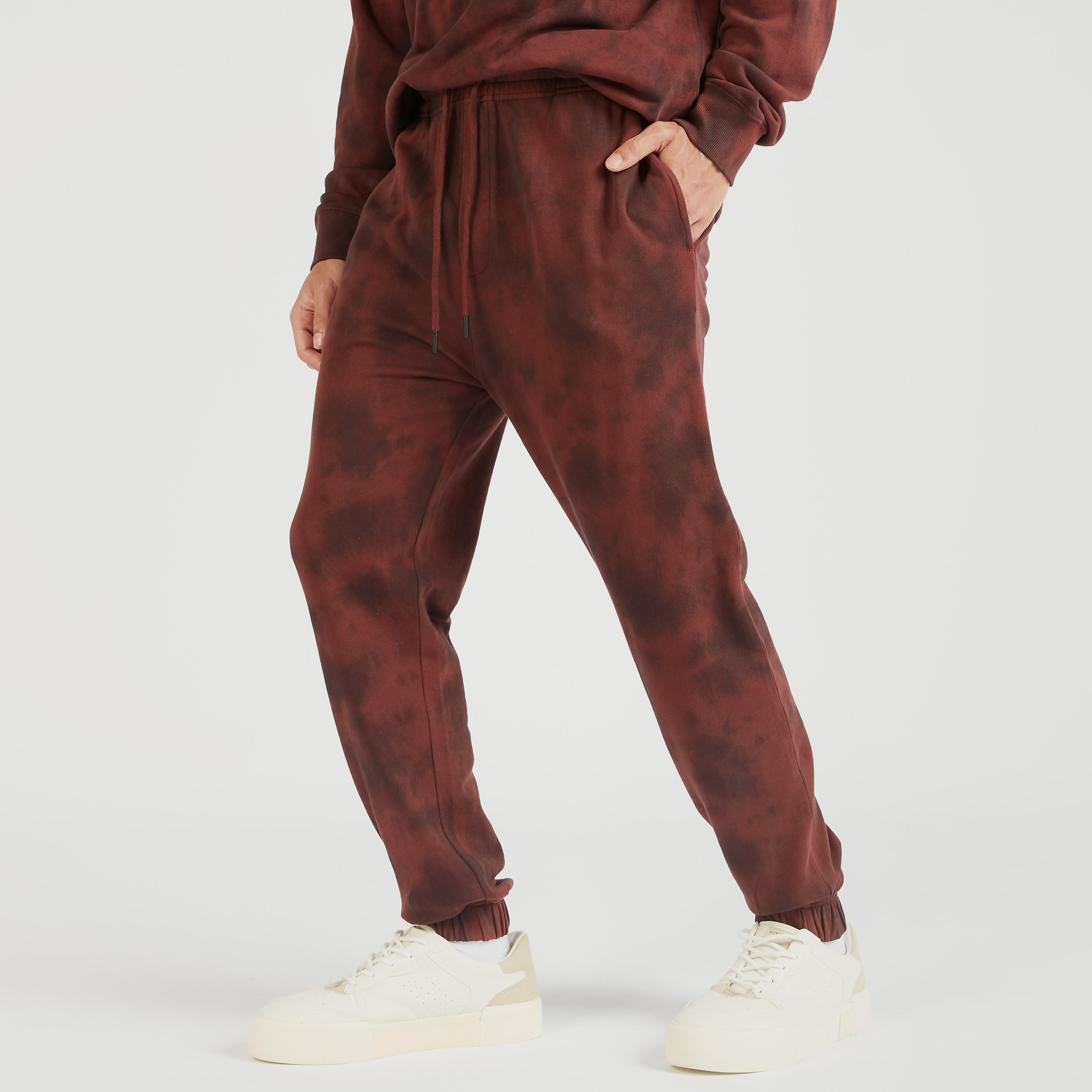 بنطلون رياضي بخصر متوسط الارتفاع ورباط إغلاق وجيوب وطبعات-men-clothing-bottoms-joggers-image-6