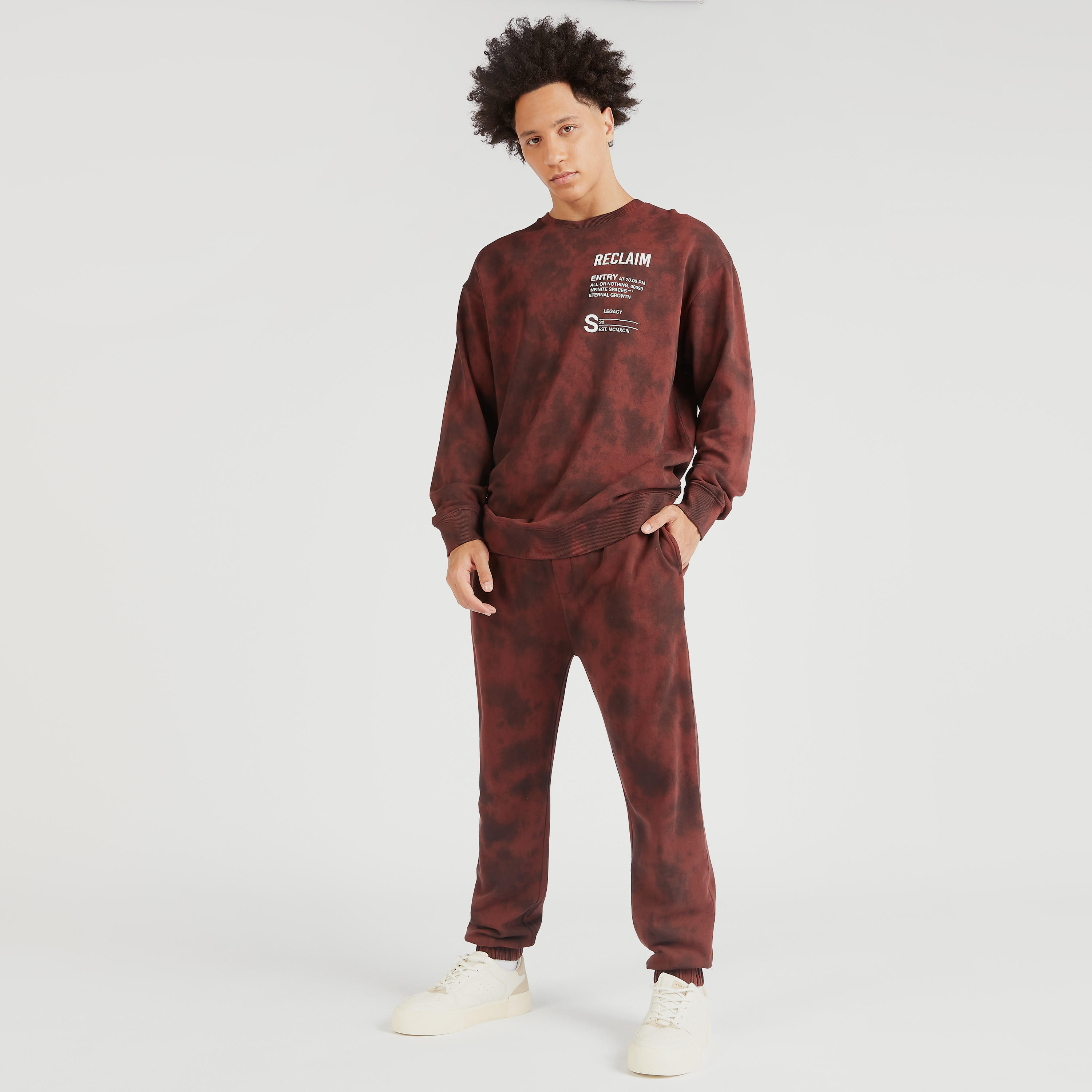 بنطلون رياضي بخصر متوسط الارتفاع ورباط إغلاق وجيوب وطبعات-men-clothing-bottoms-joggers-image-5