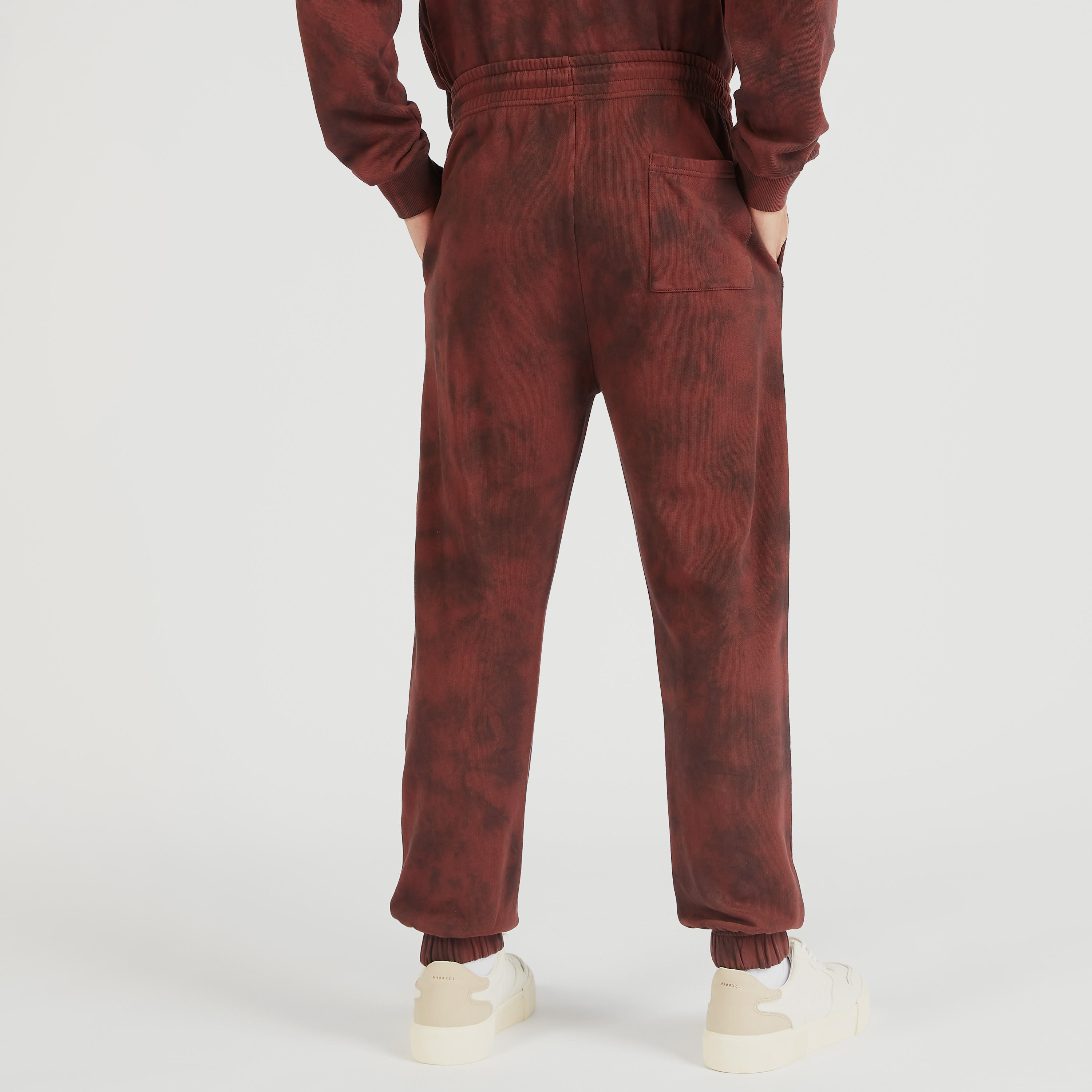 بنطلون رياضي بخصر متوسط الارتفاع ورباط إغلاق وجيوب وطبعات-men-clothing-bottoms-joggers-image-3