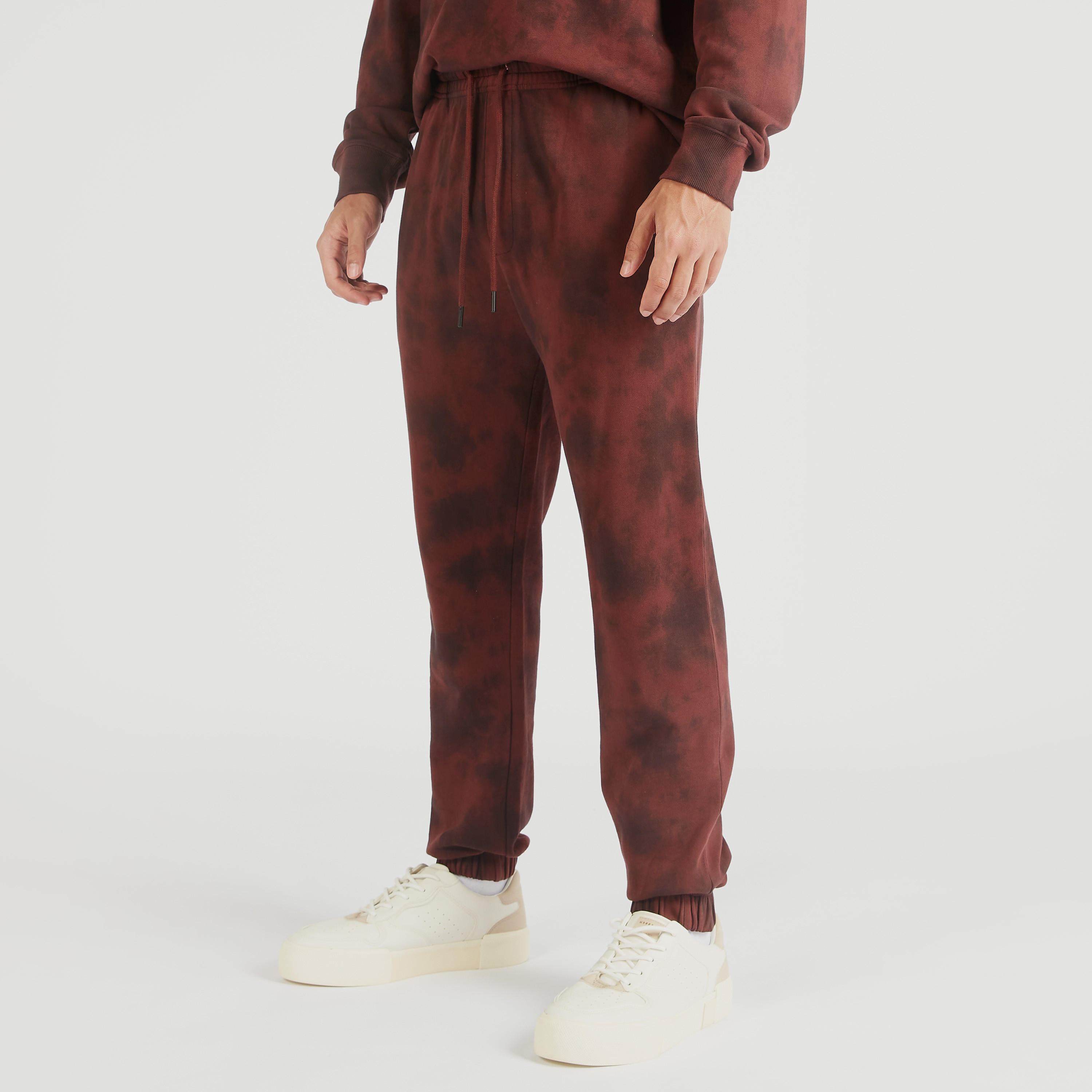 بنطلون رياضي بخصر متوسط الارتفاع ورباط إغلاق وجيوب وطبعات-men-clothing-bottoms-joggers-image-2