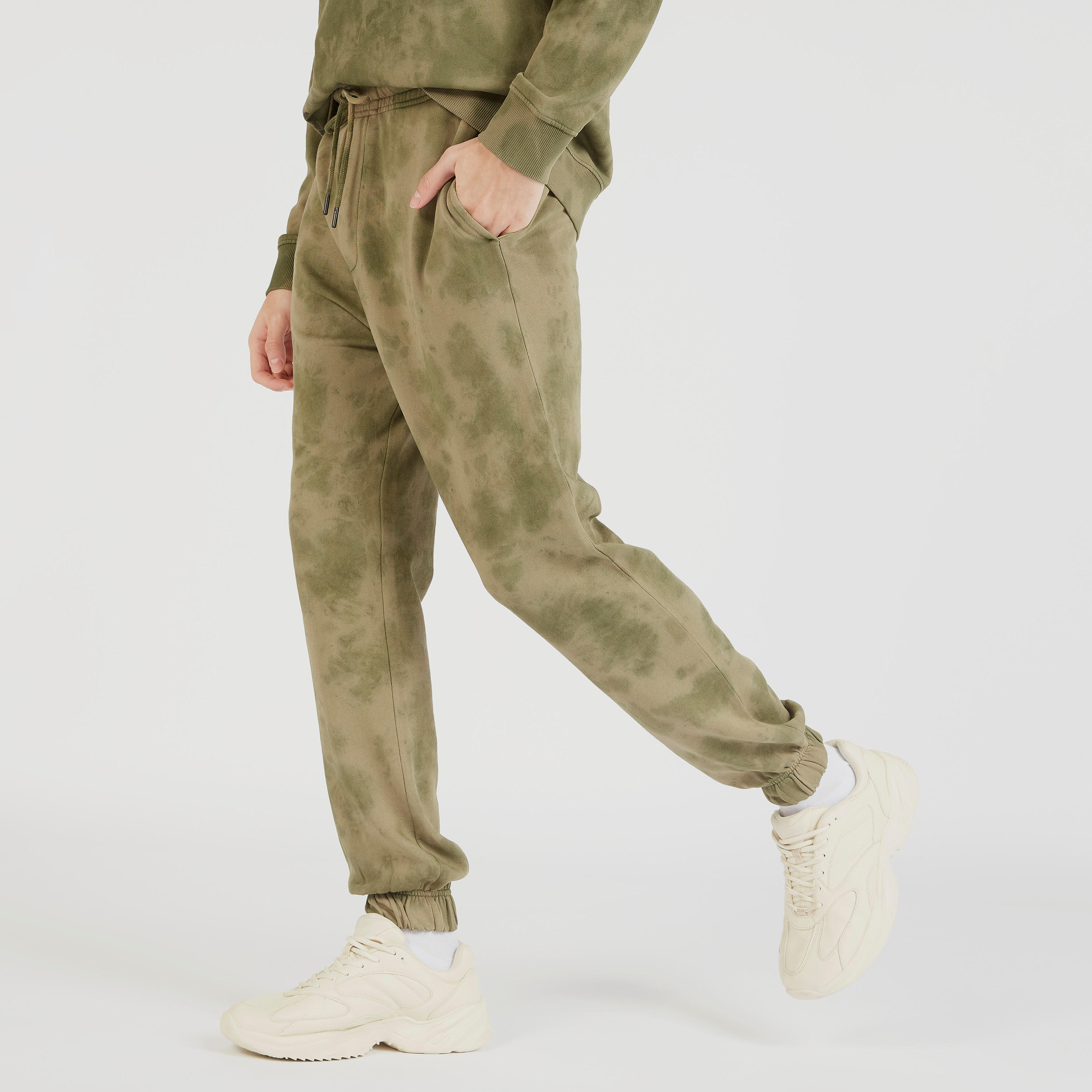 بنطلون رياضي بخصر متوسط الارتفاع ورباط إغلاق وجيوب وطبعات-men-clothing-bottoms-joggers-image-1