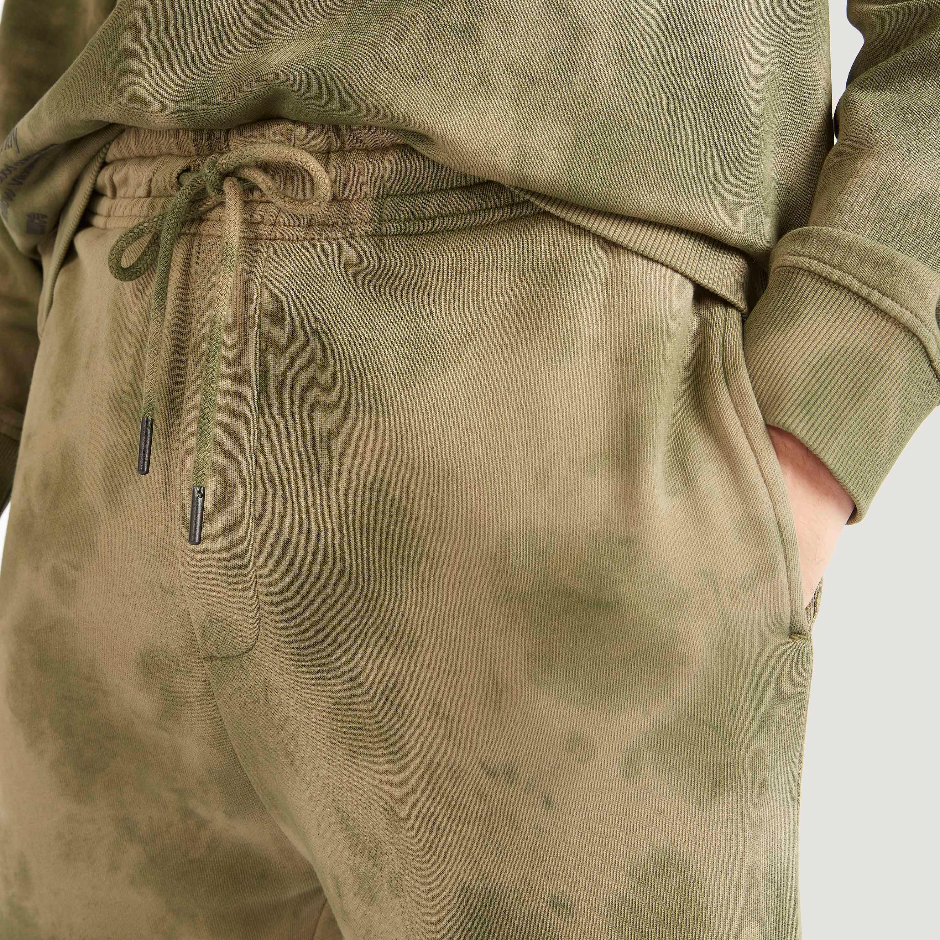 بنطلون رياضي بخصر متوسط الارتفاع ورباط إغلاق وجيوب وطبعات-men-clothing-bottoms-joggers-image-3