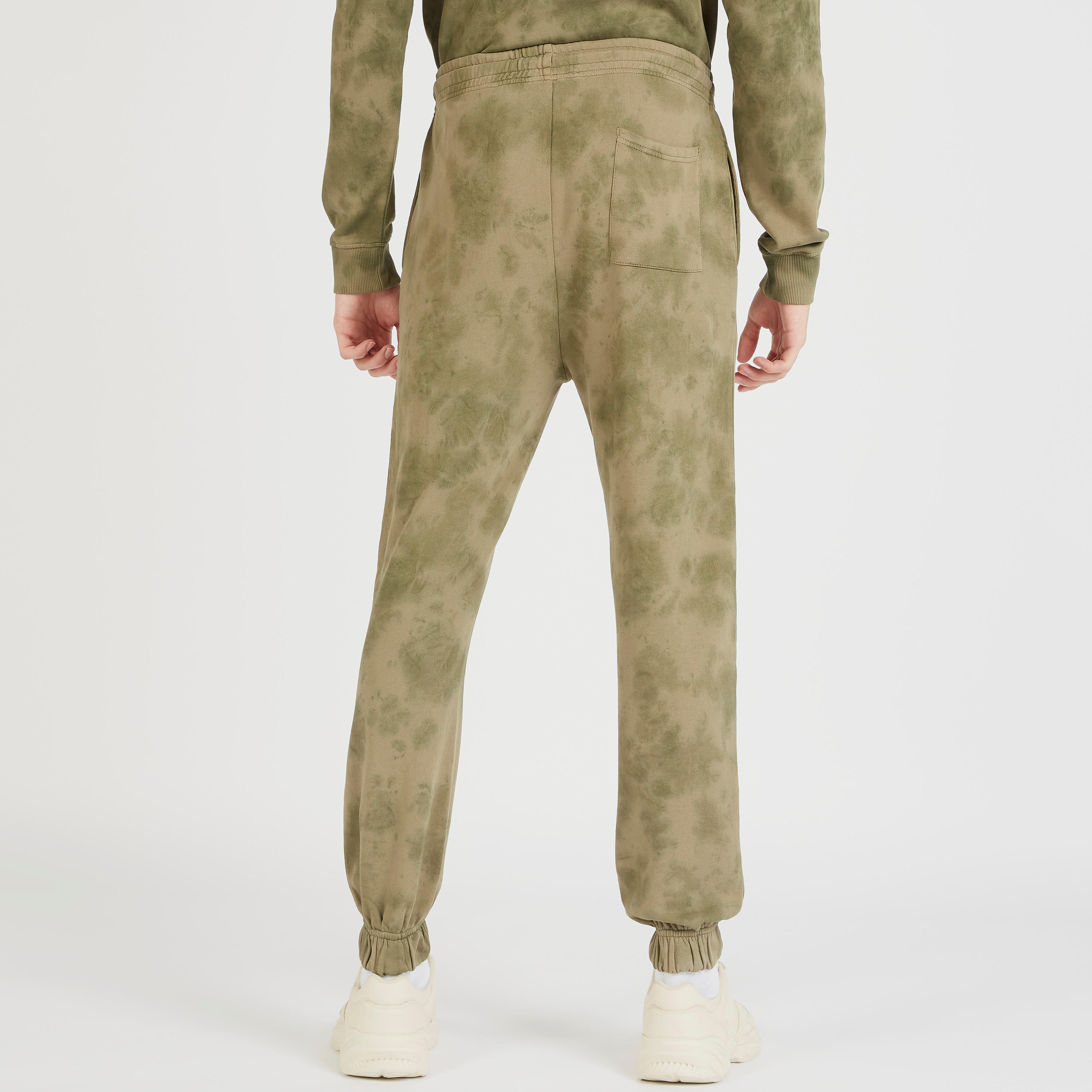 بنطلون رياضي بخصر متوسط الارتفاع ورباط إغلاق وجيوب وطبعات-men-clothing-bottoms-joggers-image-4
