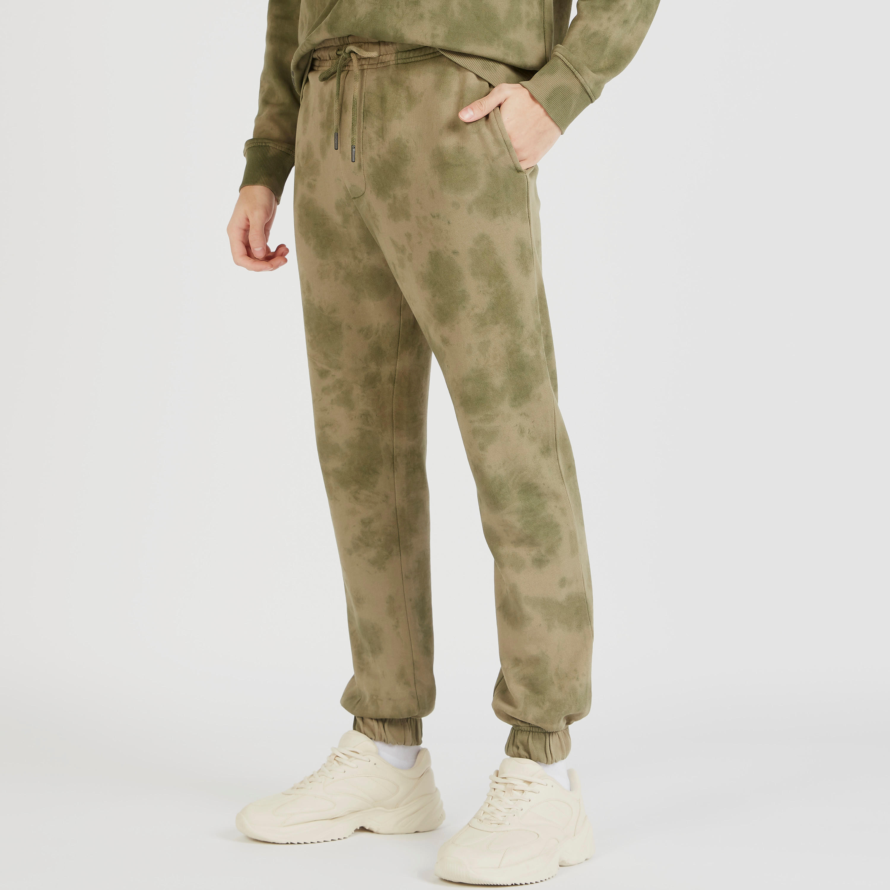 بنطلون رياضي بخصر متوسط الارتفاع ورباط إغلاق وجيوب وطبعات-men-clothing-bottoms-joggers-image-5