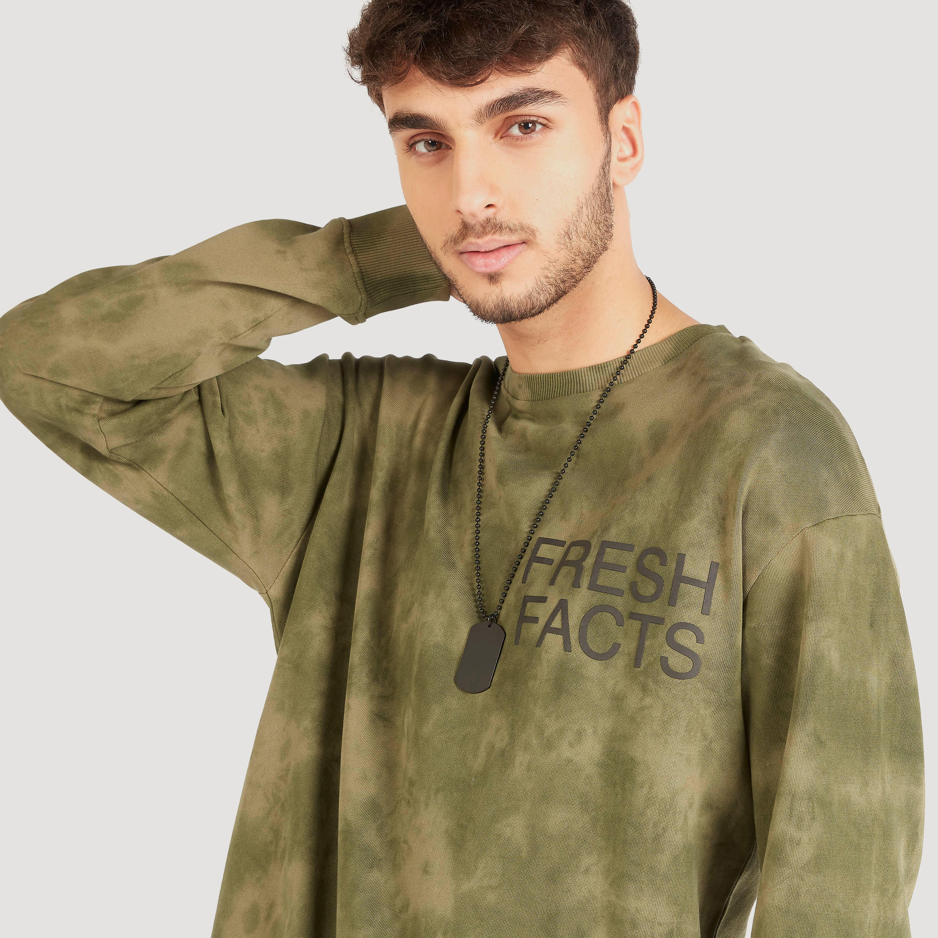 سويت شيرت بياقة ضيّقة وأكمام طويلة وطبعات-men-winterwear-hoodiesandsweatshirts-image-2