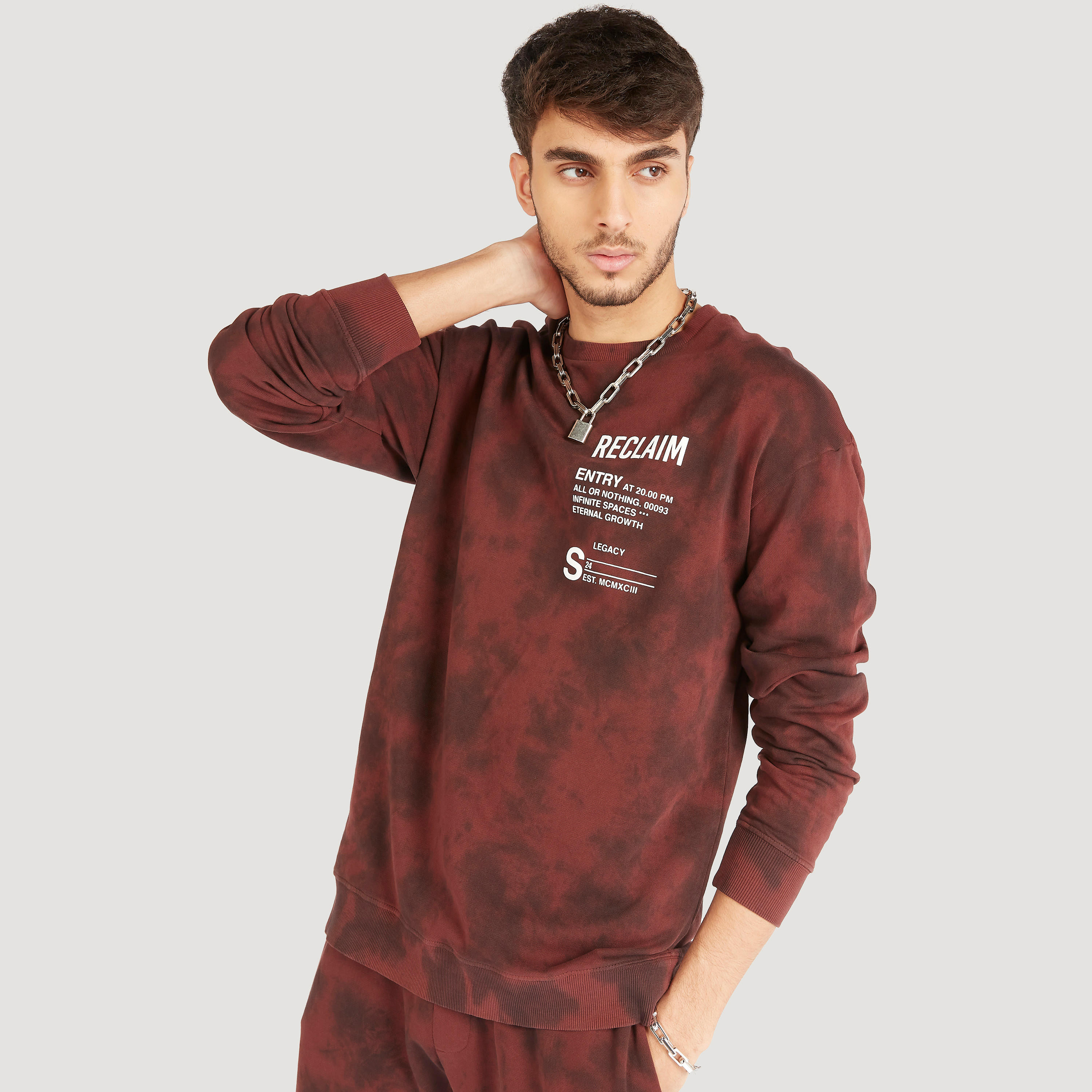 سويت شيرت بياقة ضيّقة وأكمام طويلة وطبعات-men-winterwear-hoodiesandsweatshirts-image-6